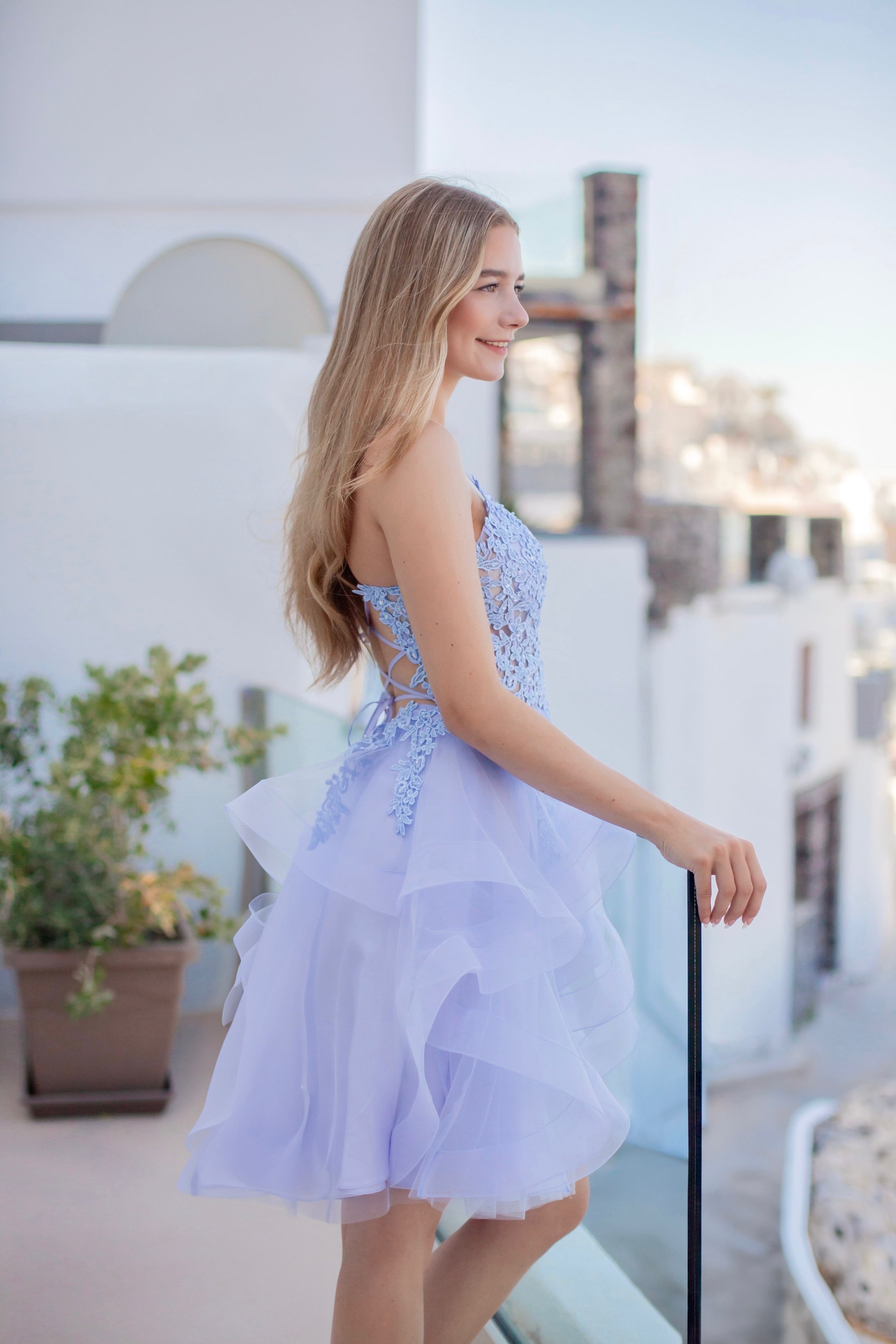 Violetti juhlamekko pitsiyläosalla ja tyllihelmalla.