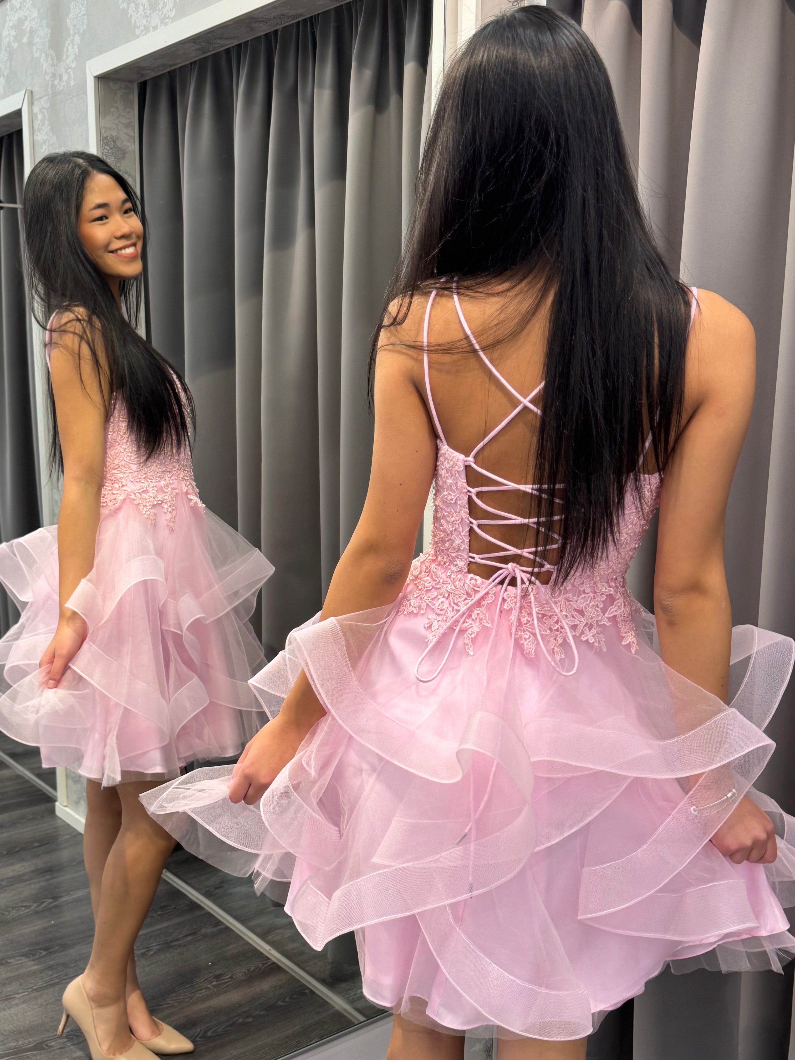 vaaleanpunainen juhlamekko.