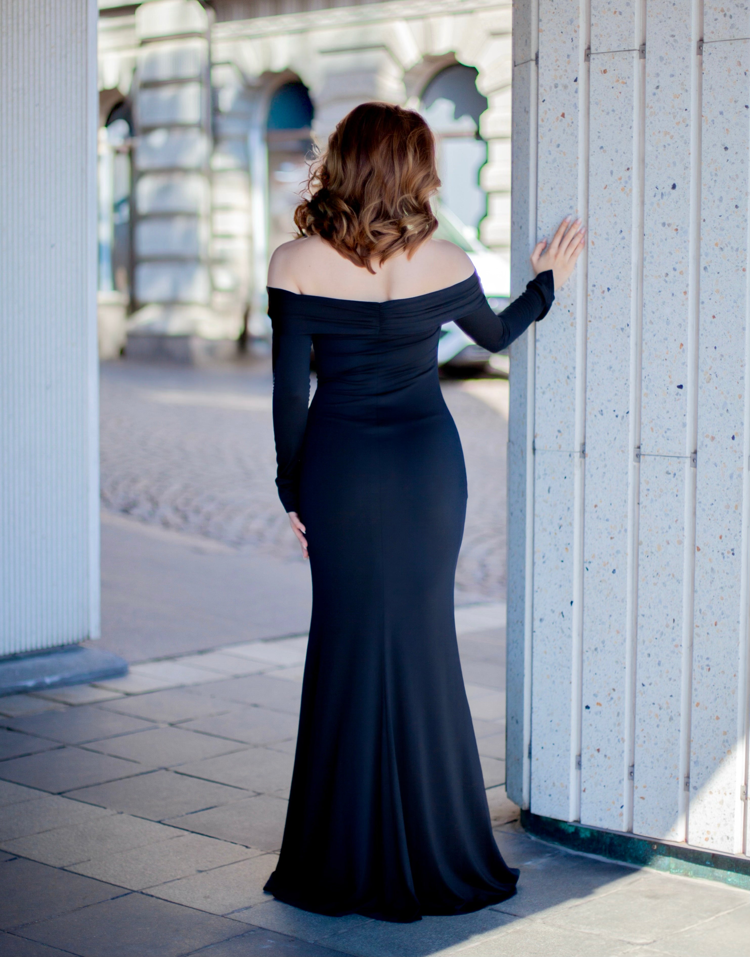 hihallinen iltapuku, off shoulder. takaa.