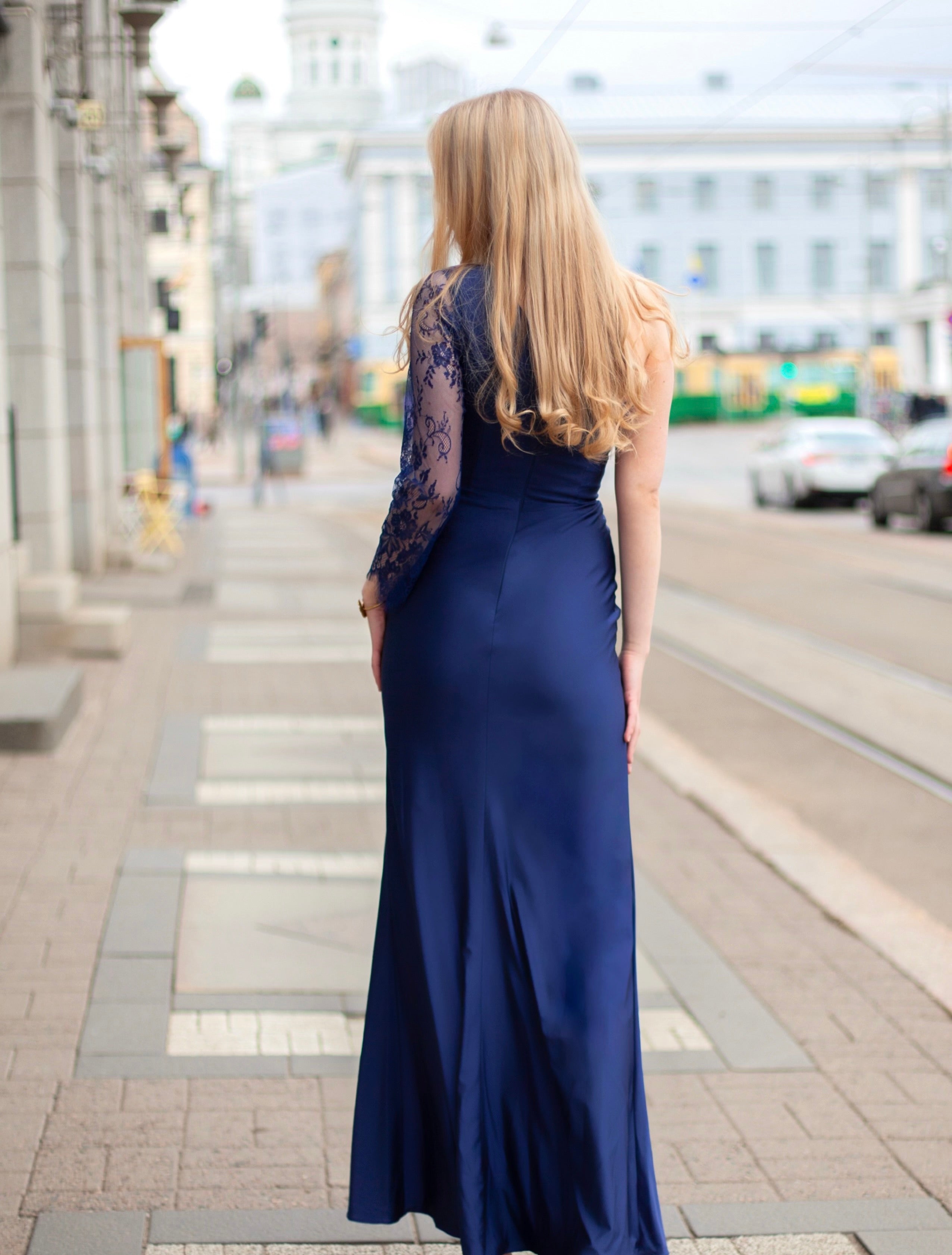 Yksihihaisen tummansininen iltapuku tyköistuvalla siluetilla.