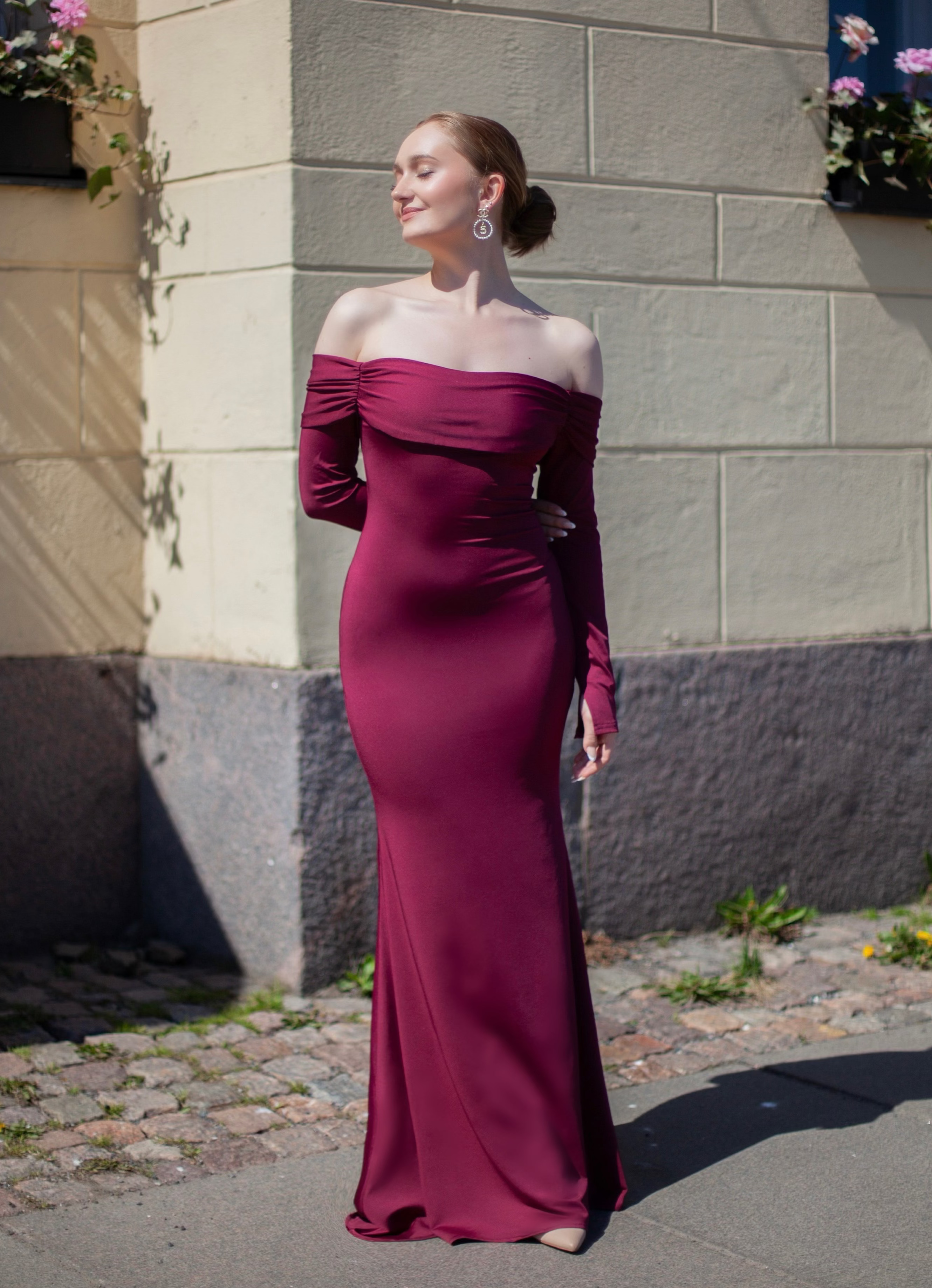 Punainen hihallinen iltapuku, off shoulder.