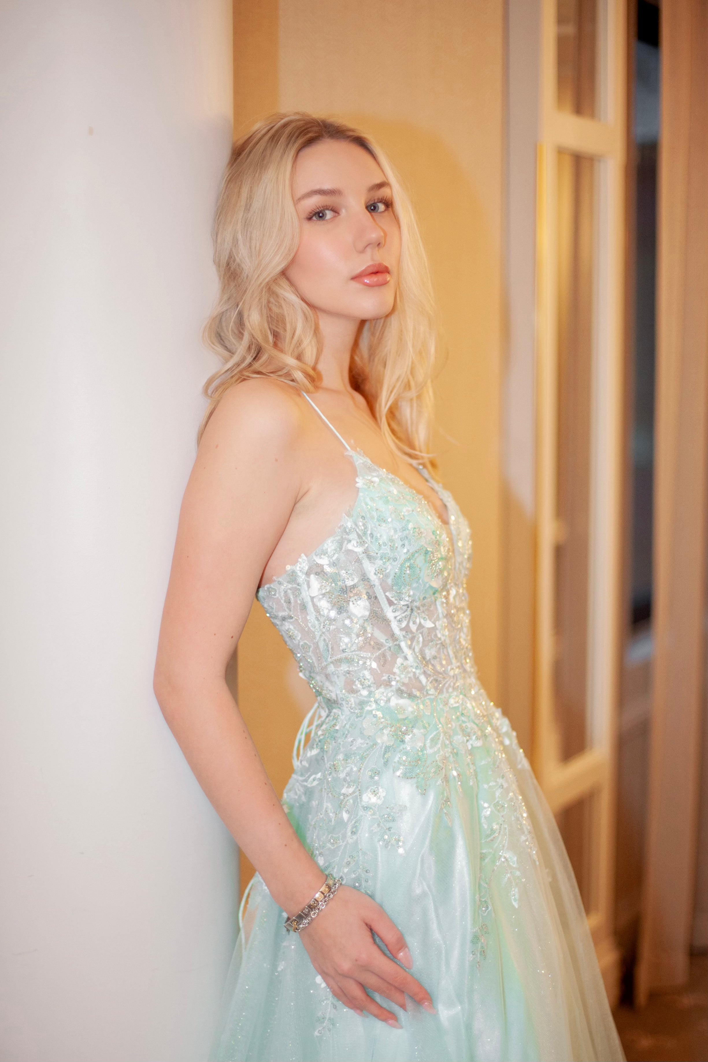 vaaleanvihreä vanhojentanssimekko. 