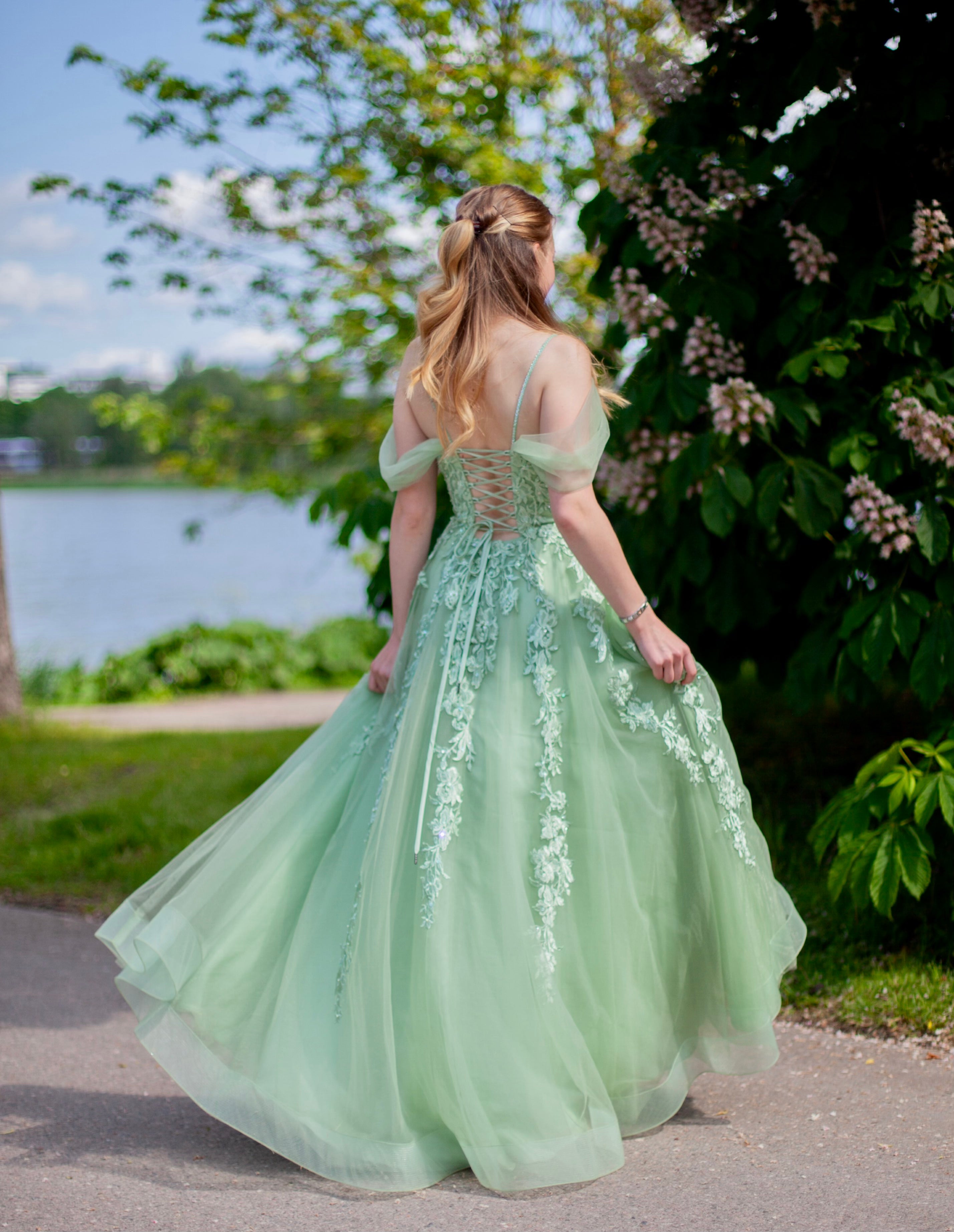 Oliivinvihreä vanhojentanssimekko, offshoulder olkain, takaa.