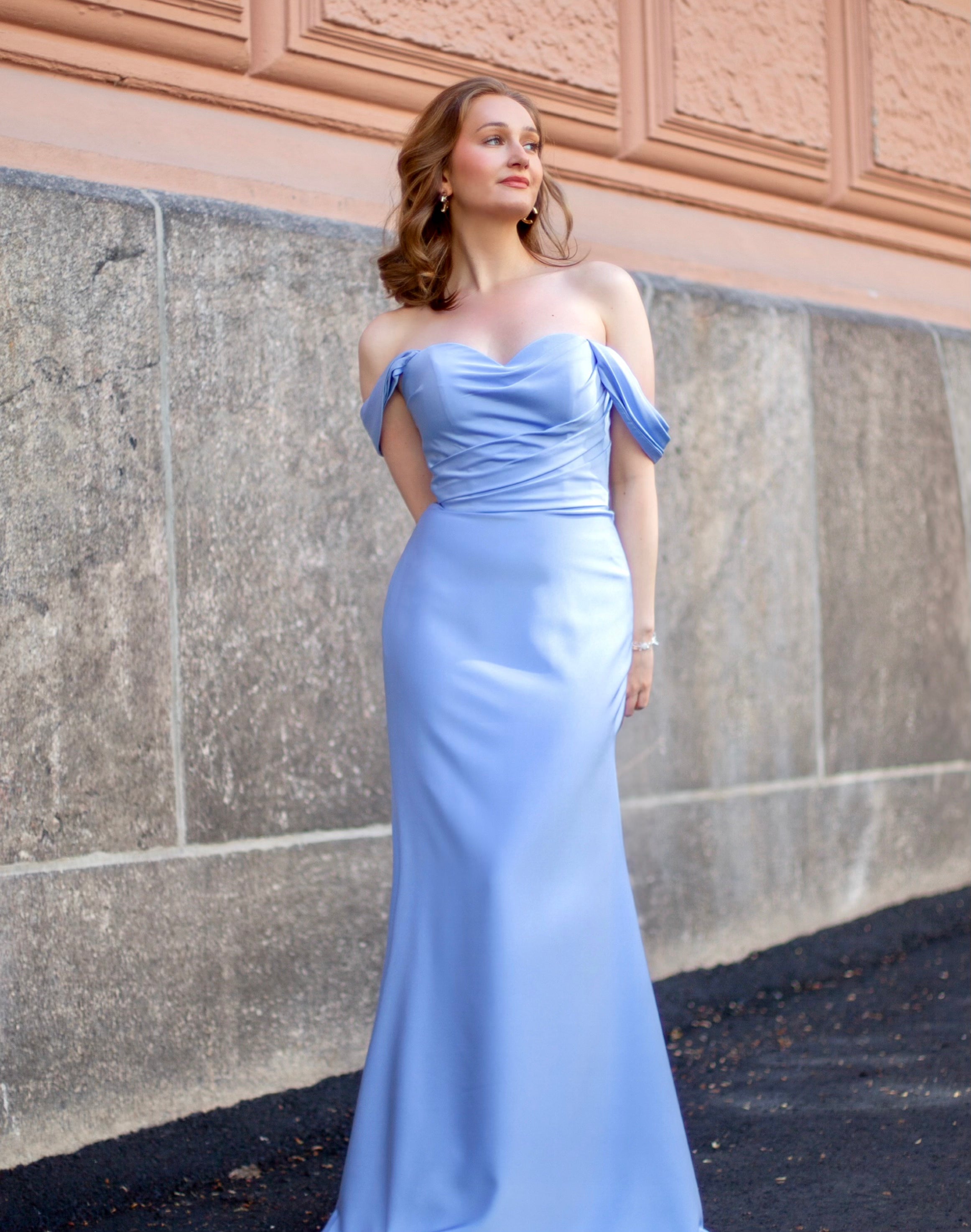 Vaaleansininen off-shoulder tyköistuva iltapuku.