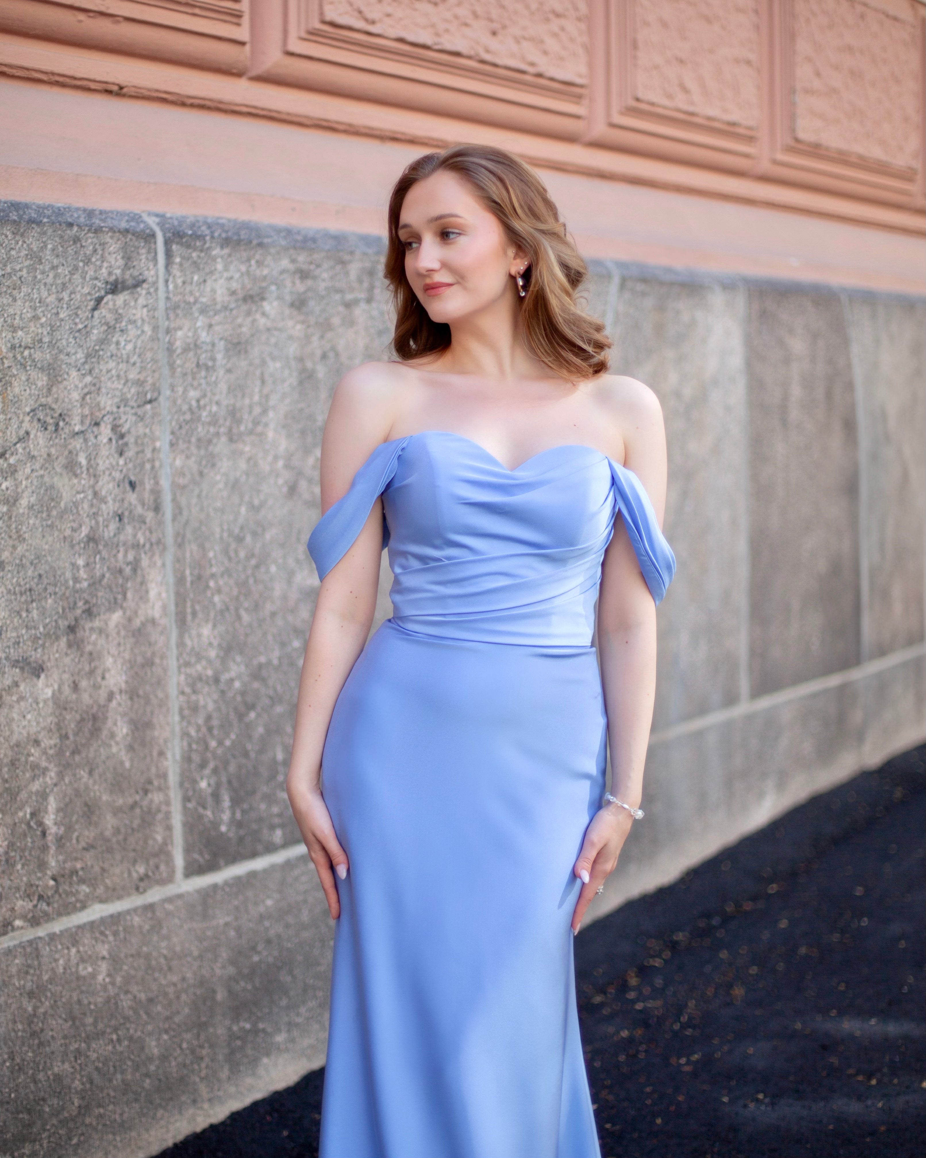 Vaaleansininen off-shoulder tyköistuva iltapuku, edestä.