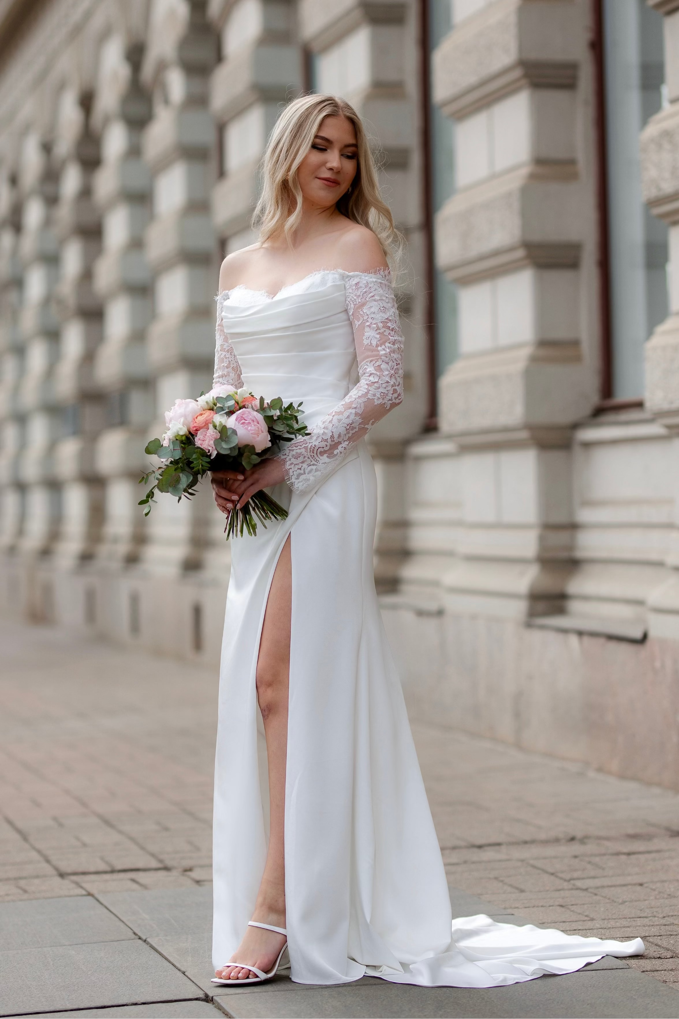 Häämekko Nina vartaloa myötäilevällä kankaalla, pitkä hiha ja sivuhalkio.