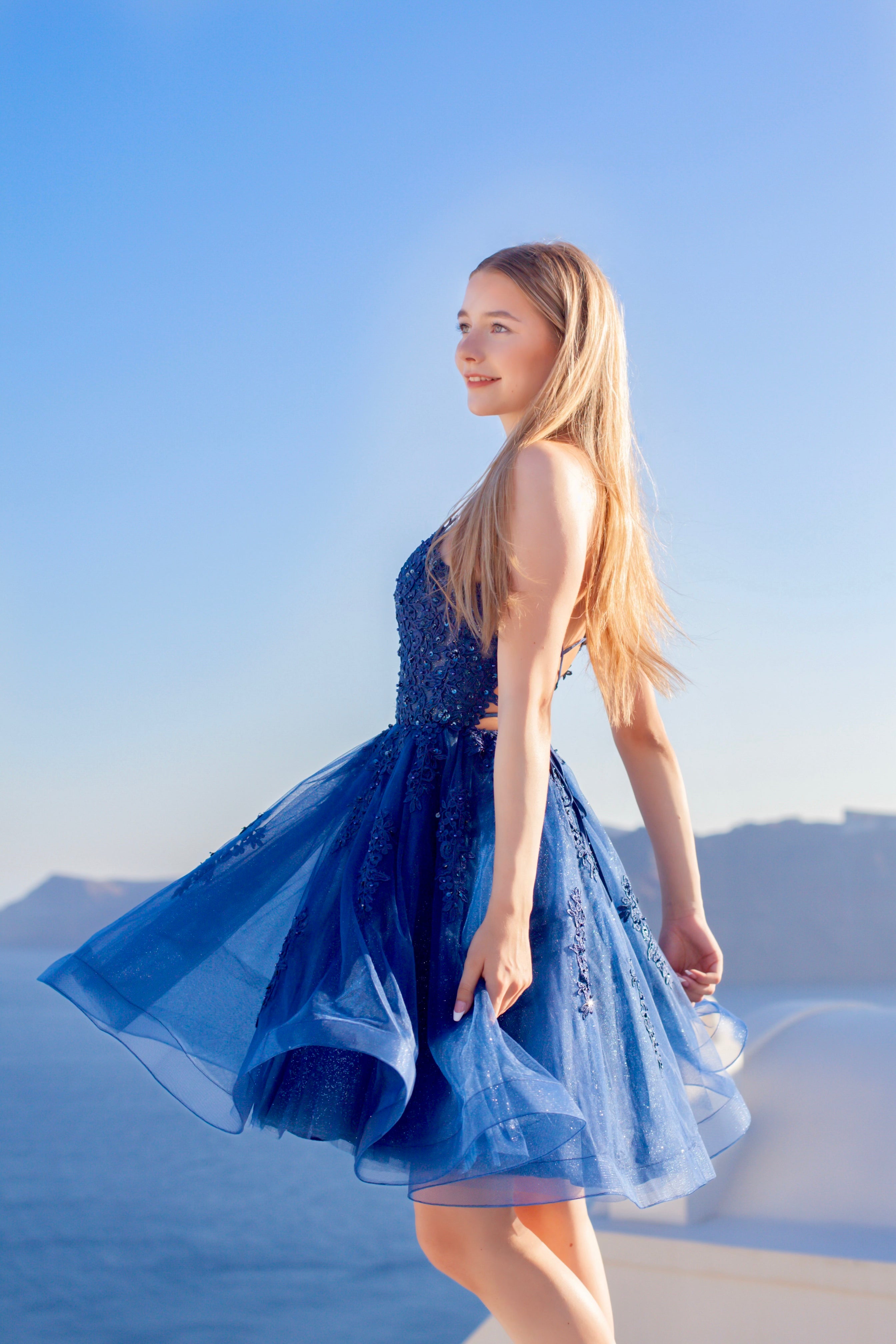 Tummansininen kimaltava juhlamekko