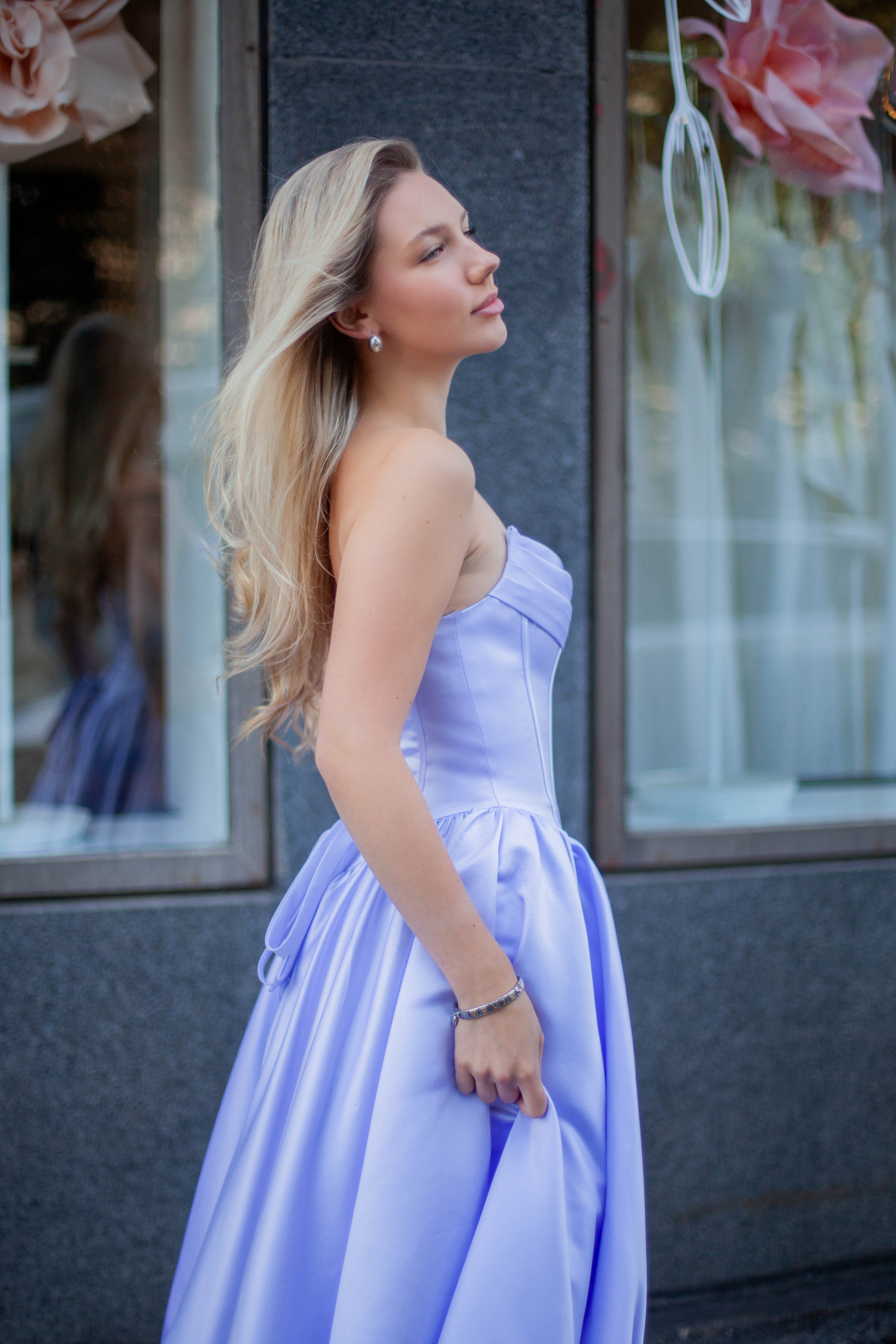 Violetti satiininen vanhojentanssimekko olkaimettomalla yläosalla ja drop waist -vyötäröllä.