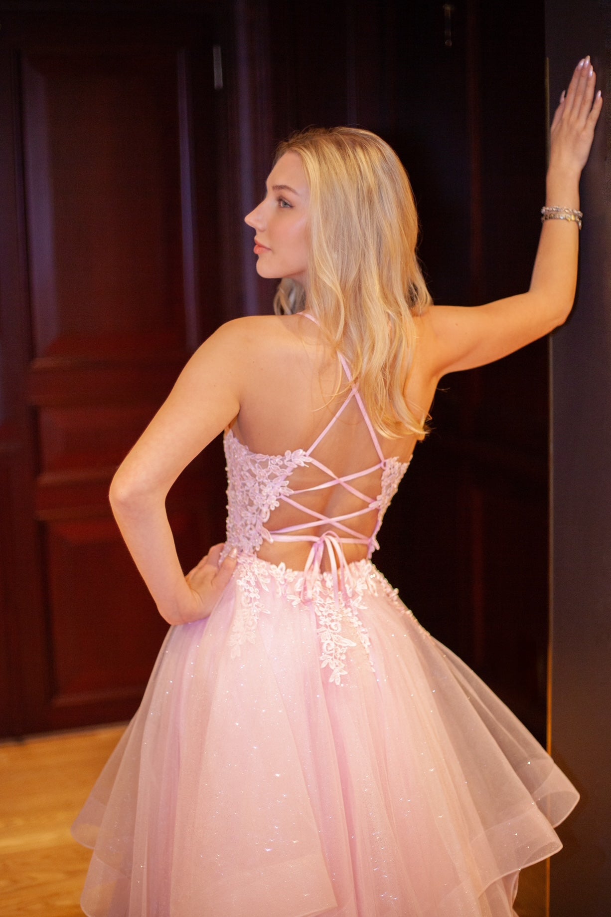 Vaaleanpunainen vanhojentanssimekko röyhelöhelmalla ja kimaltava.