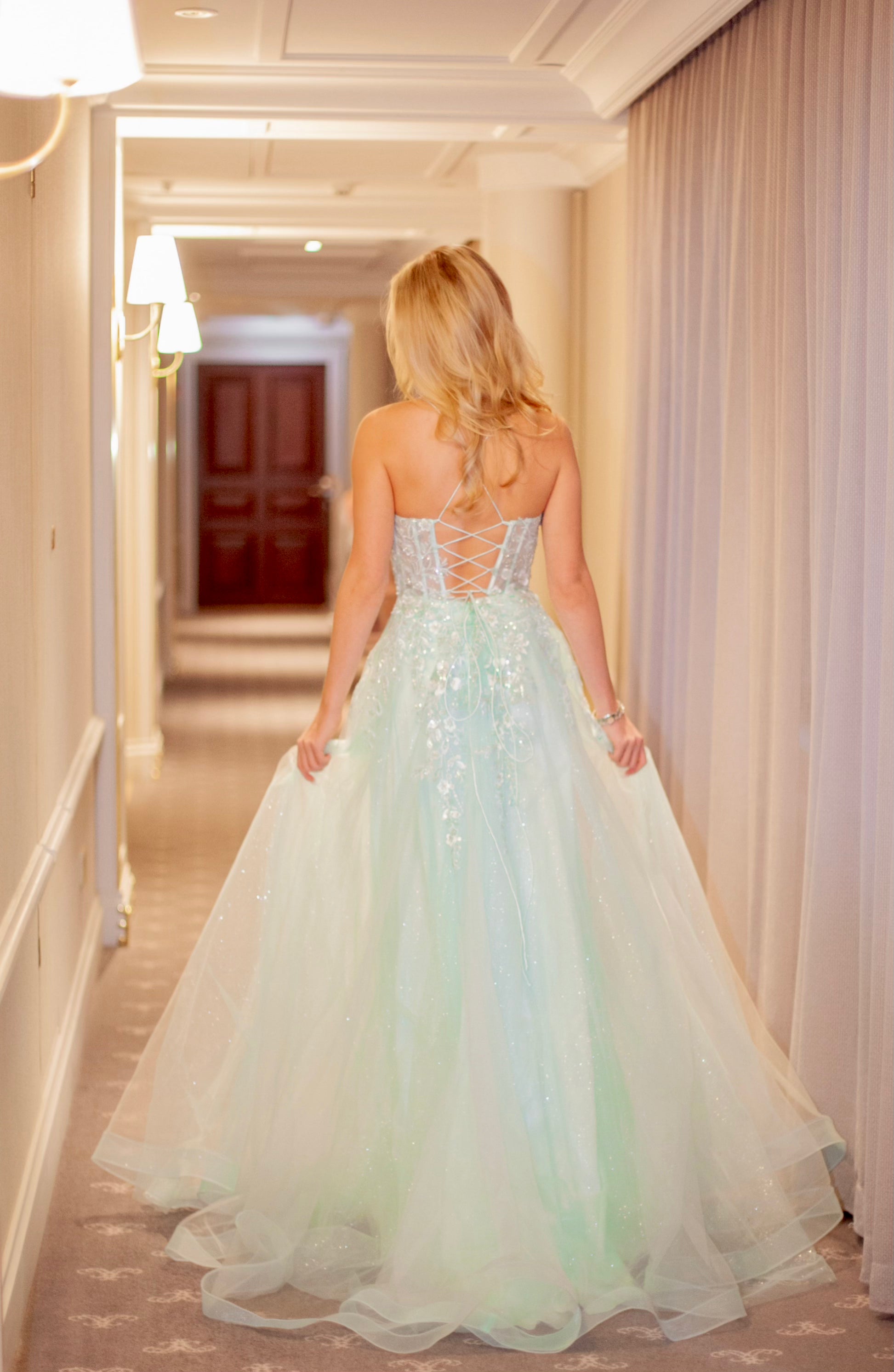 vaaleanvihreä vanhojentanssimekko takaa. 