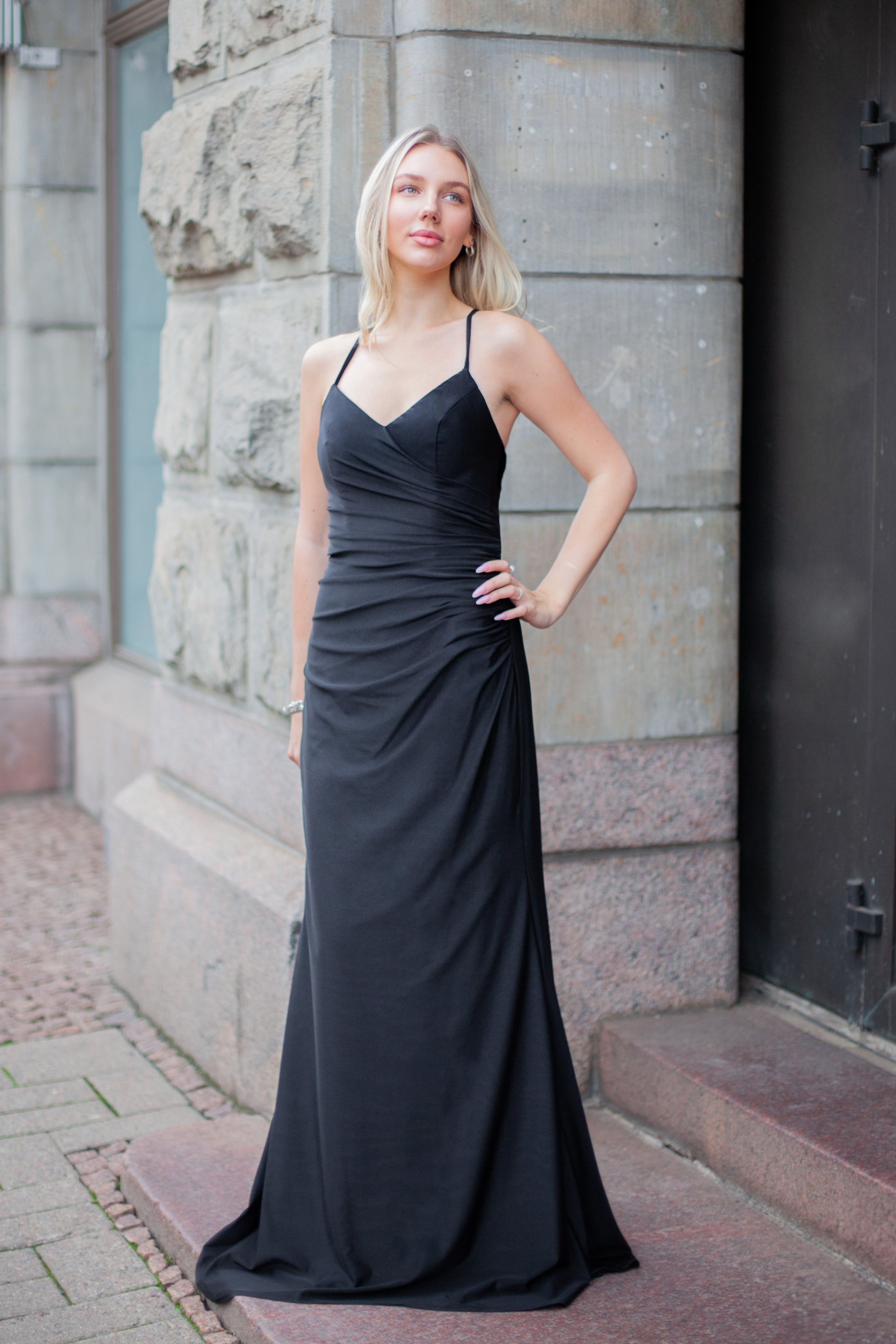 Musta elegantti iltapuku vuosijuhliin, suora ja tyylikäs malli.