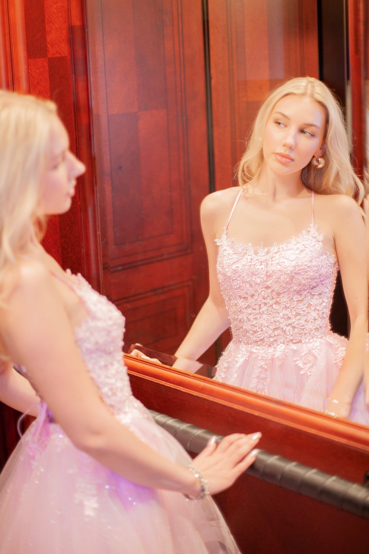 Vaaleanpunainen vanhojentanssimekko röyhelöhelmalla ja kimaltava.