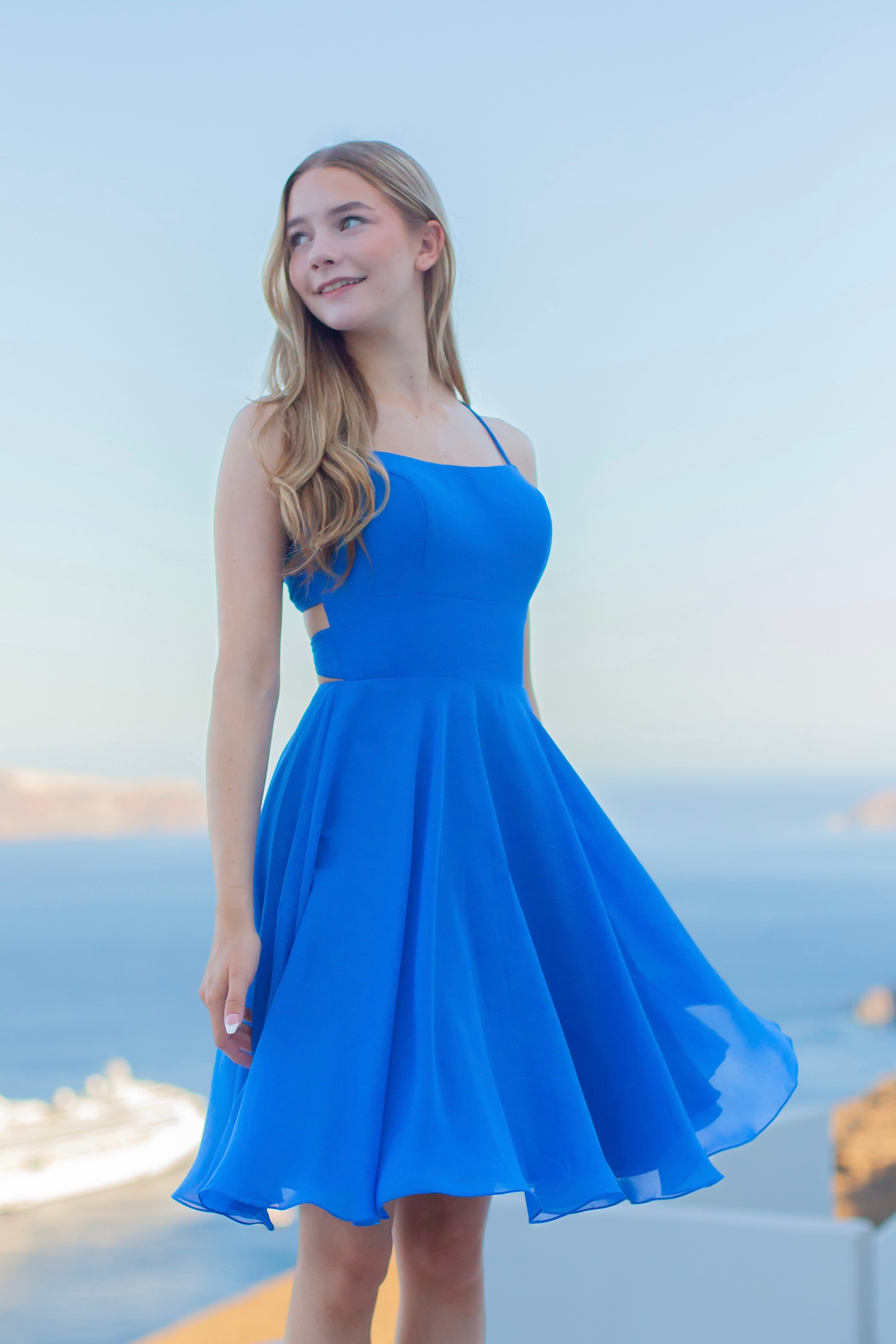 Sininen sifonki-juhlamekko avoimella selällä.