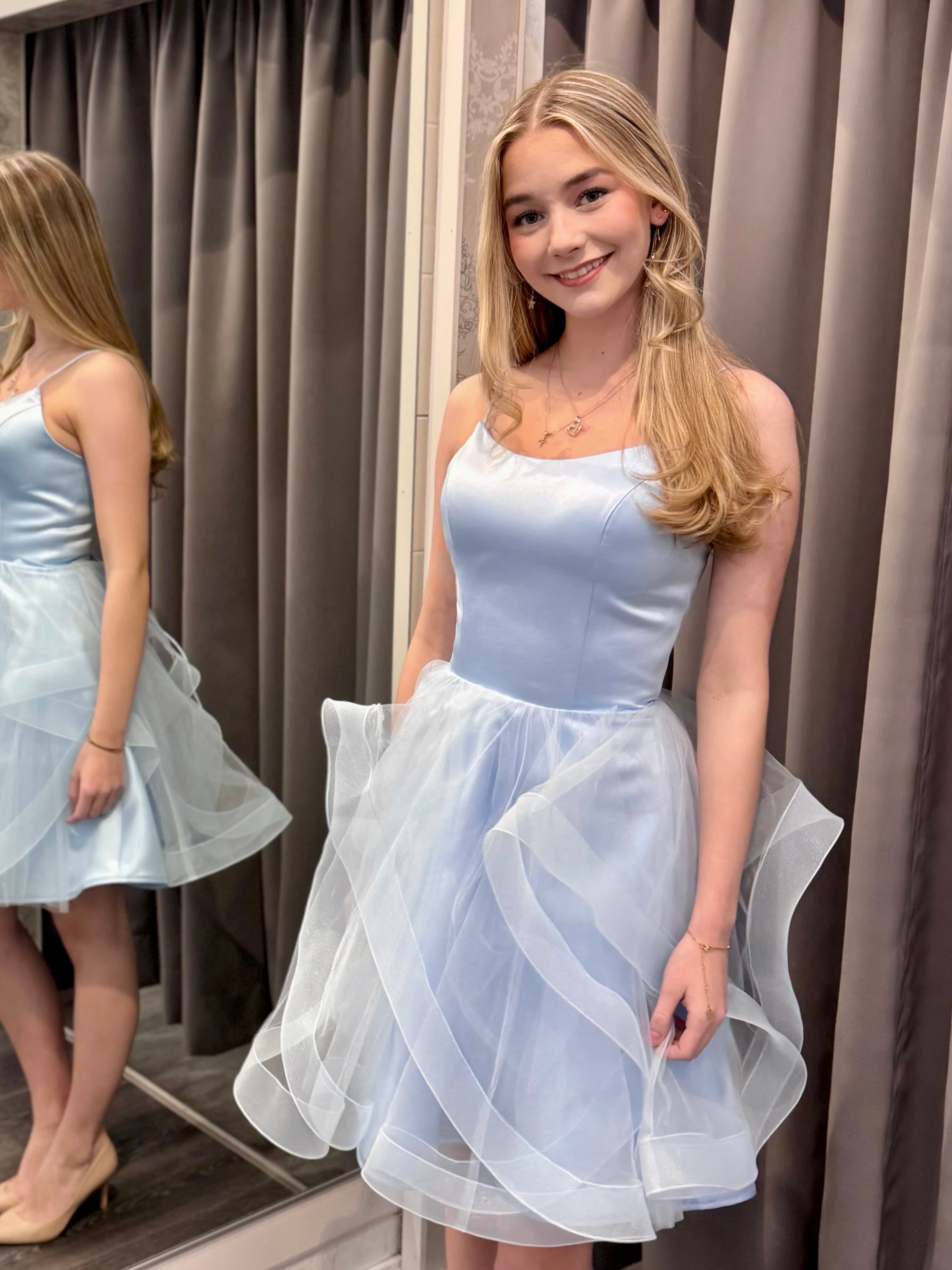 Vaaleansininen juhlamekko röyhelötyllillä