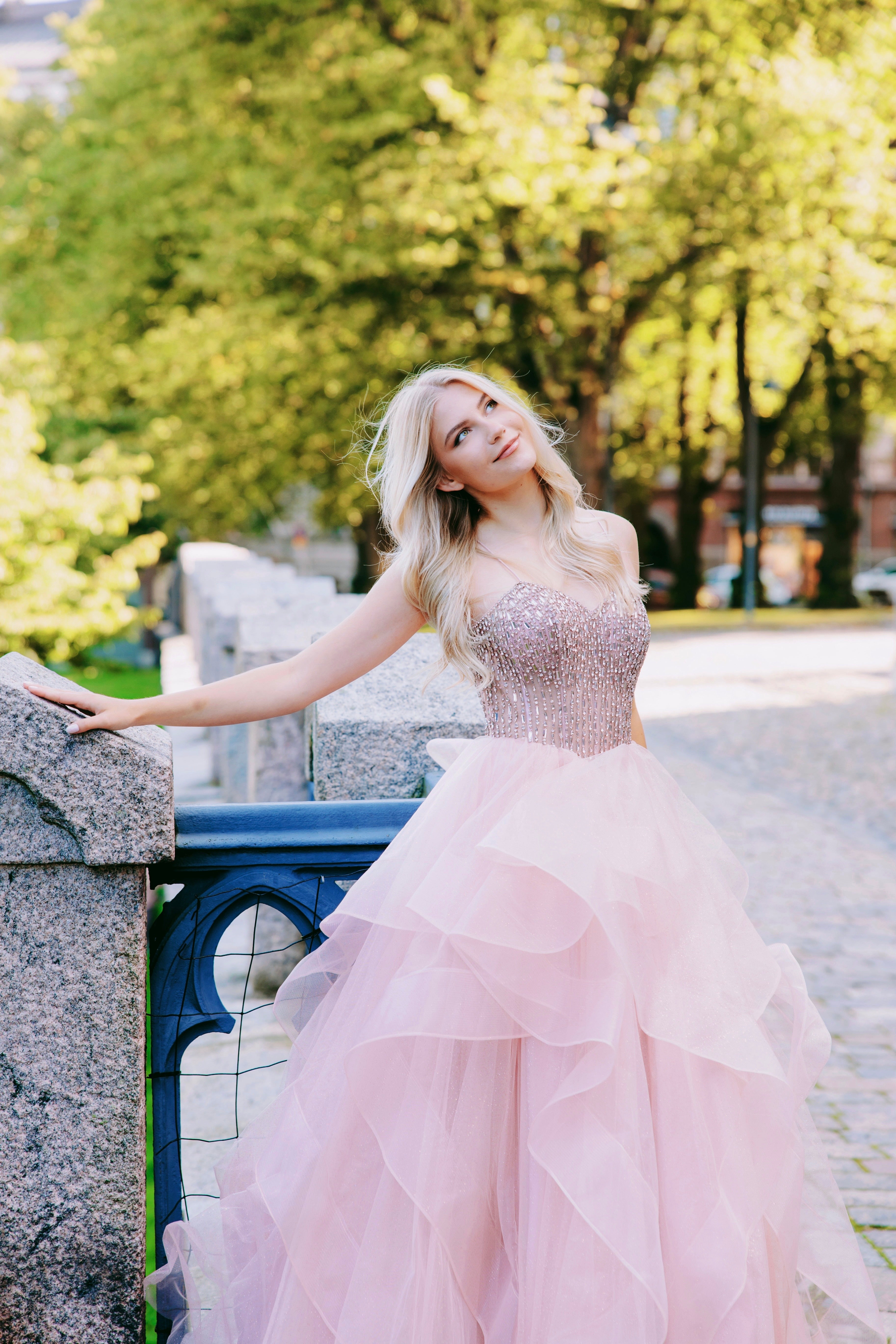 Dustypink vanhojentanssimekko kirjailulla koristellulla yläosalla ja röyhelöhelmalla.