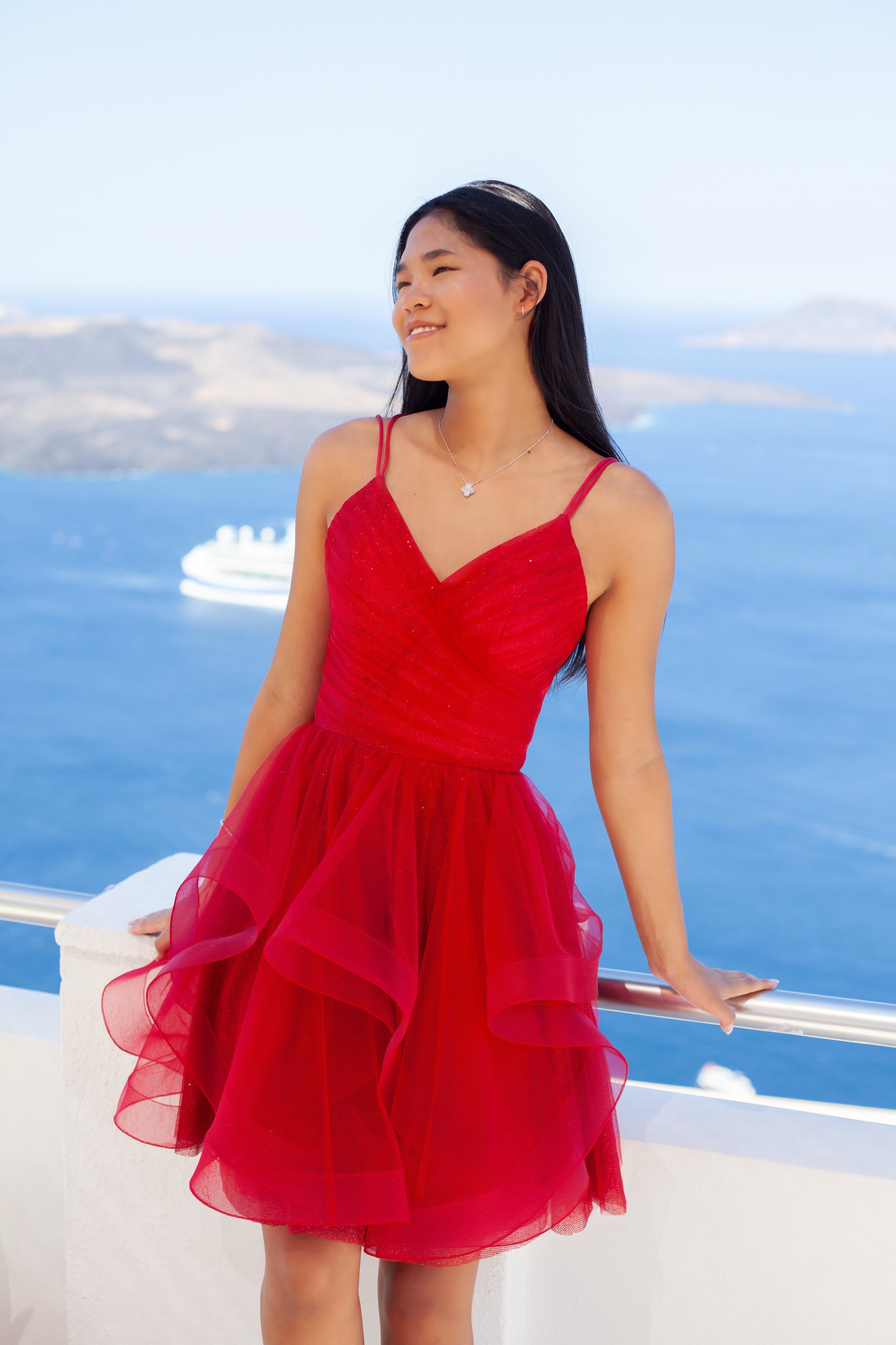 tummanpunainen juhlamekko. 