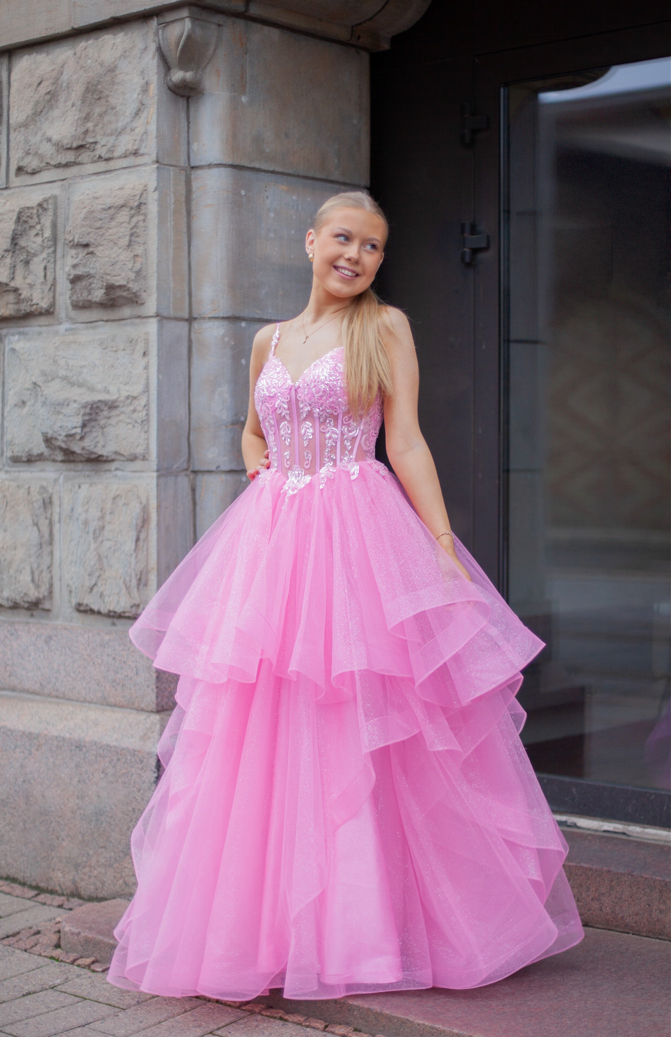 Pinkki vanhojentanssimekko röyhelöhelma ja kirjailtu yläosa, kevyt kimallus.