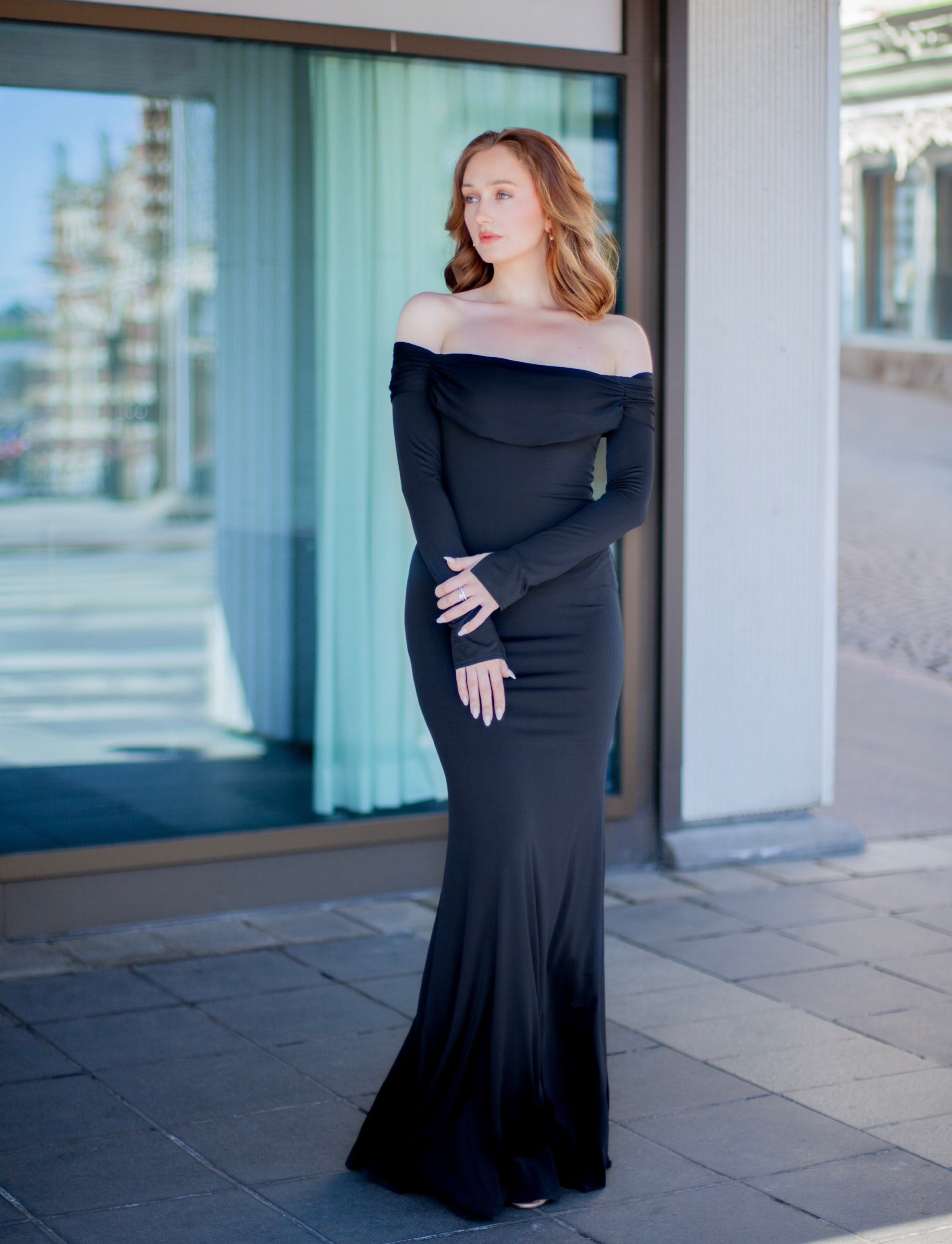 hihallinen iltapuku, off shoulder.