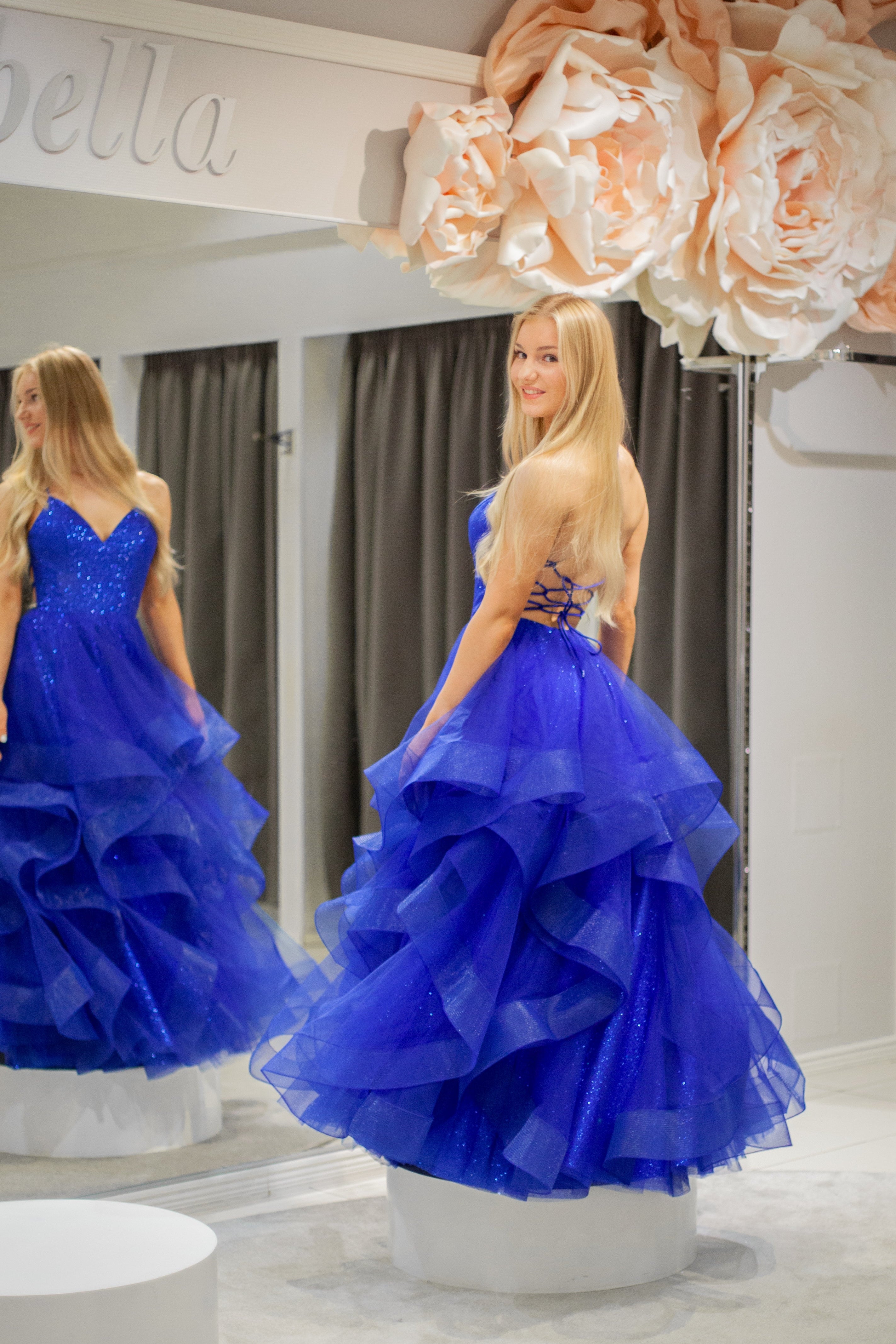 Royalblue vanhojentanssimekko röyhelöhelmalla ja avoimella selällä.
