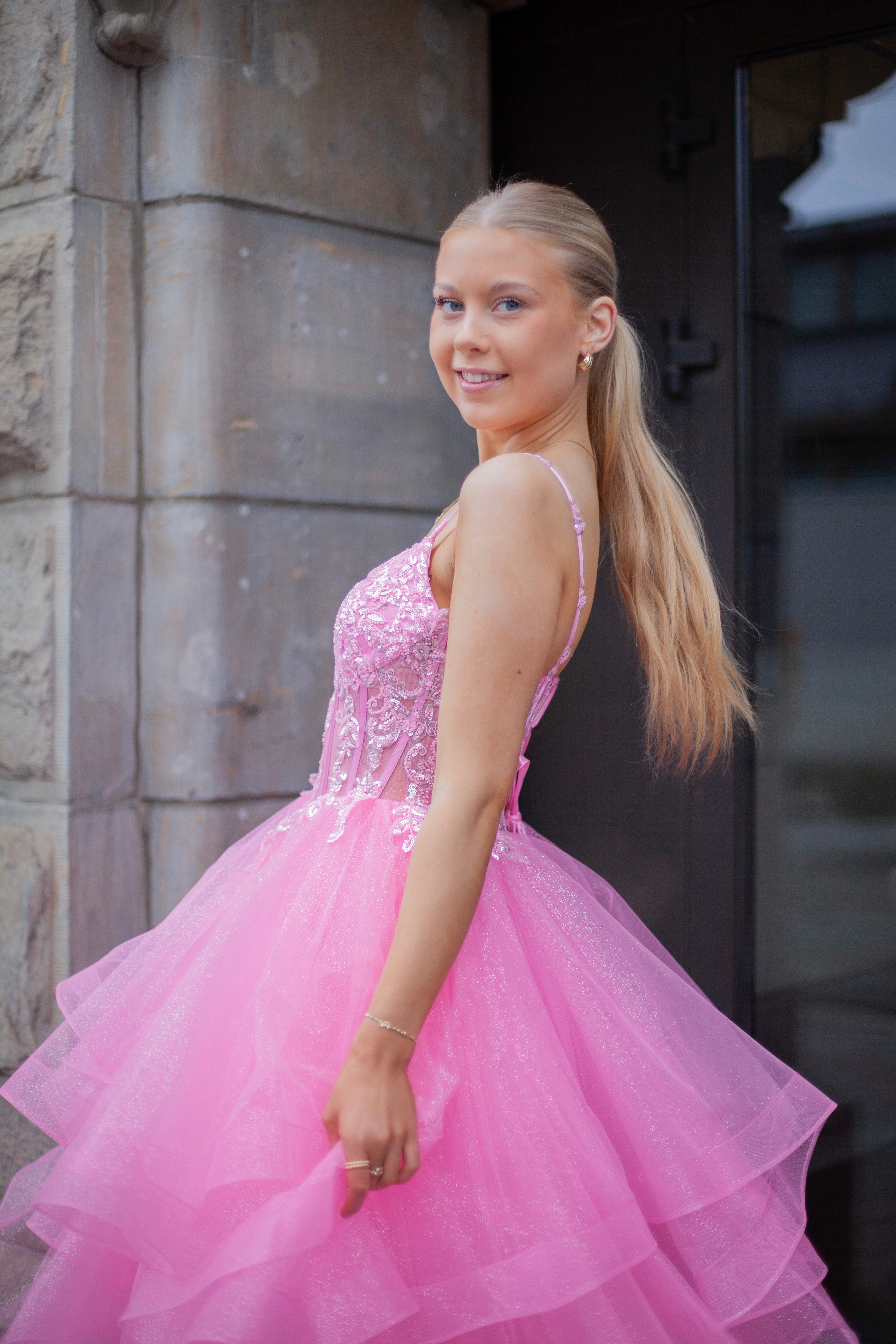 Pinkki vanhojentanssimekko röyhelöhelma ja kirjailtu yläosa, kevyt kimallus.