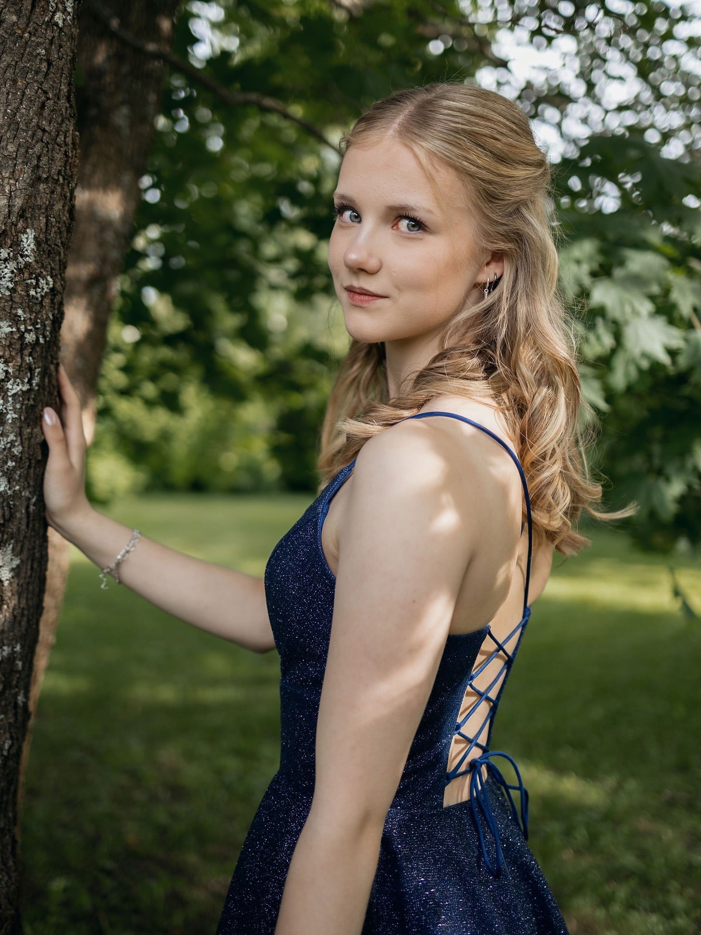 Juhlamekko U4443SS Crystal Navy – pitkä tummansininen mekko juhliin, nyöritys ja vetoketju takana, takaa.