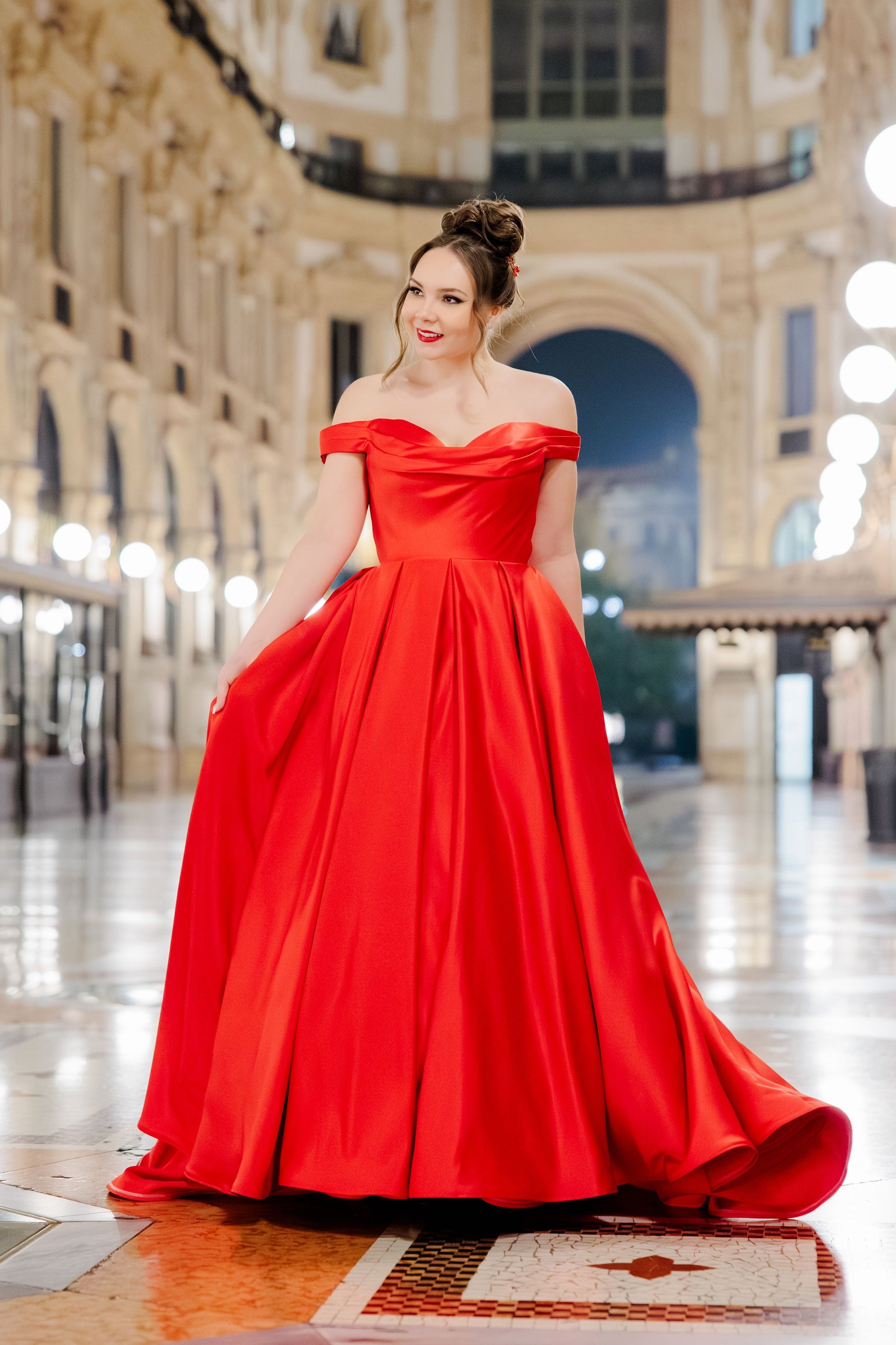 punainen laahuksellinen puku.