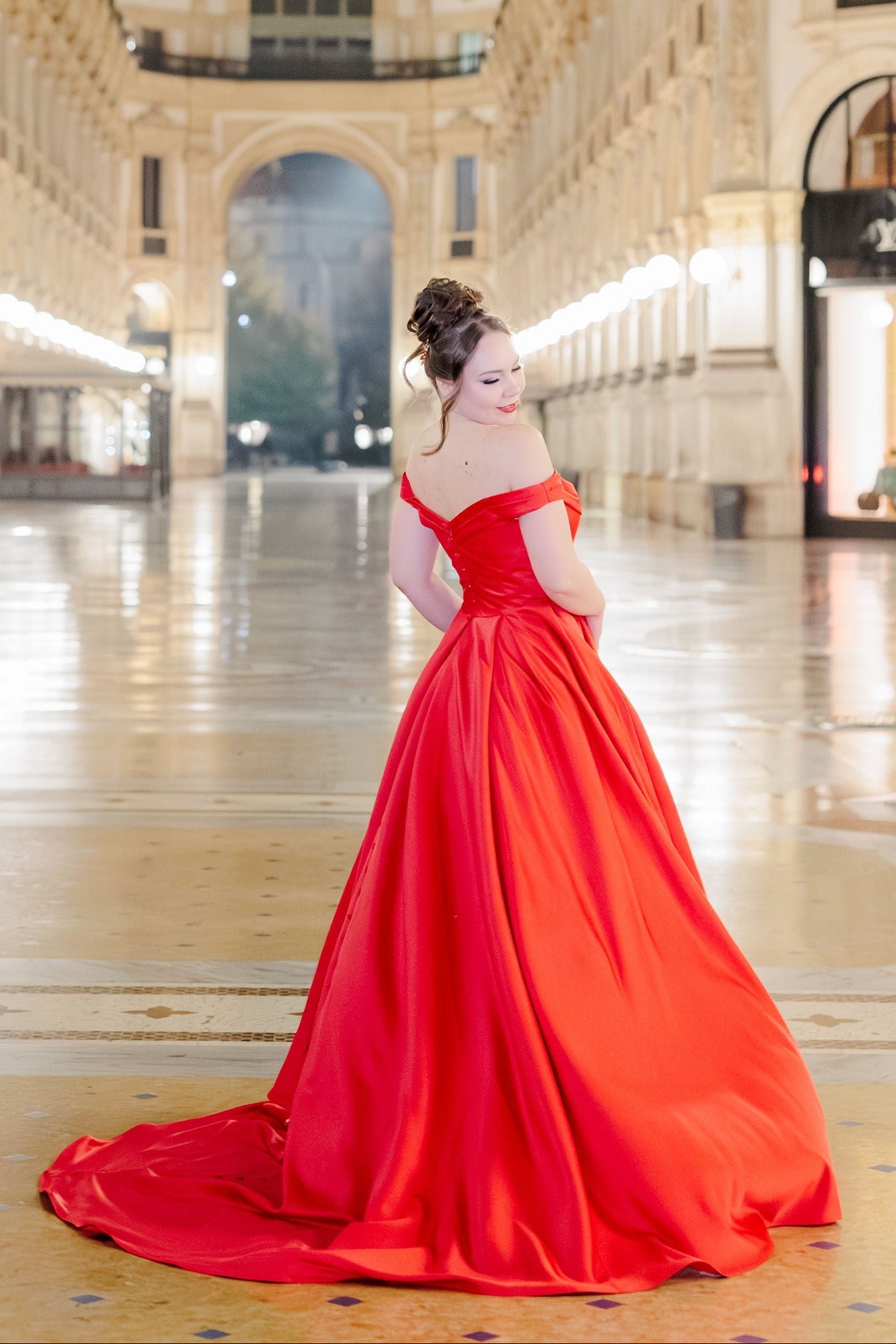 punainen laahuksellinen puku.