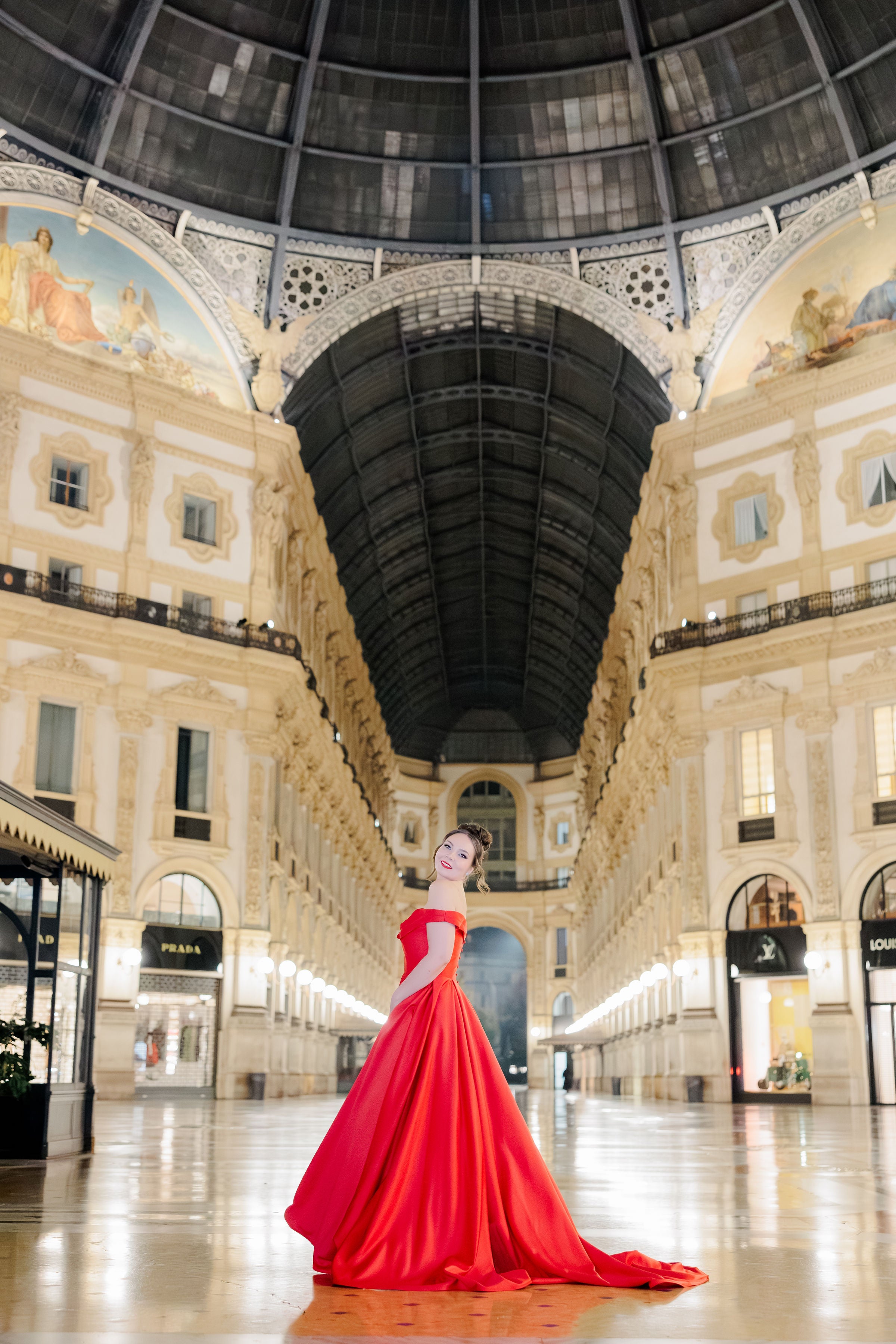 punainen laahuksellinen puku.