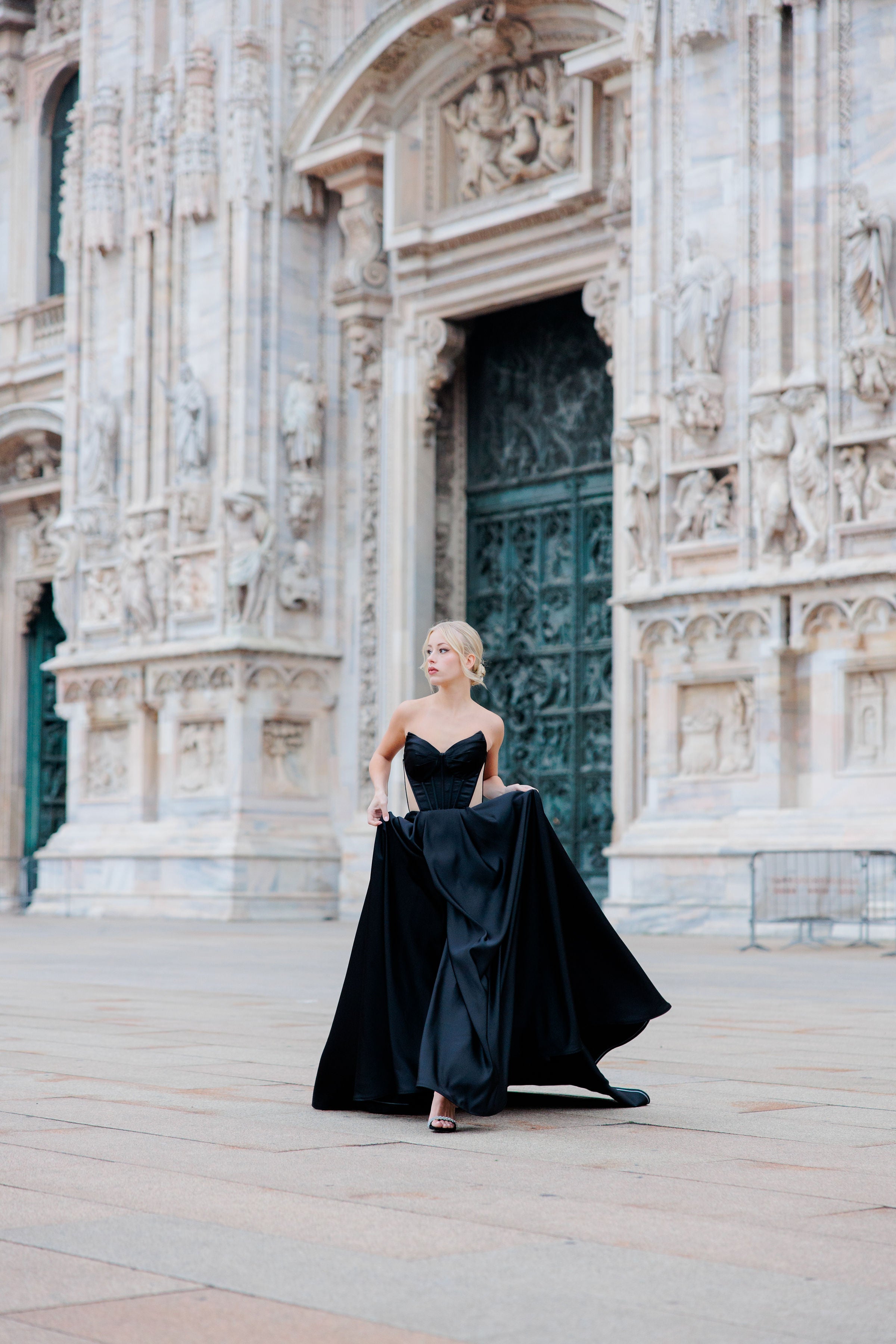 musta gaala mekko. edestä.