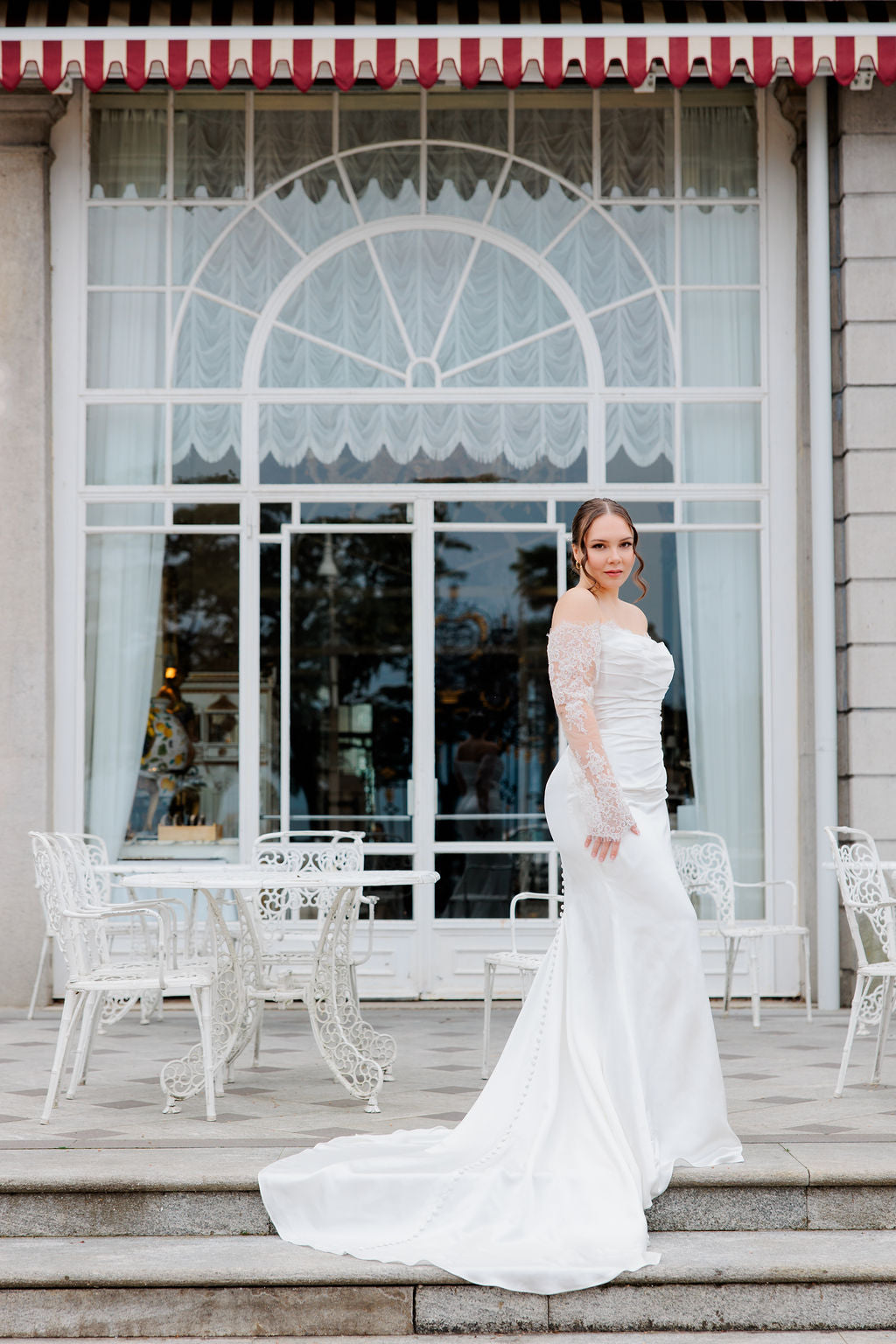 Häämekko off shoulder -mallilla ja pitkällä hihalla, edestä.