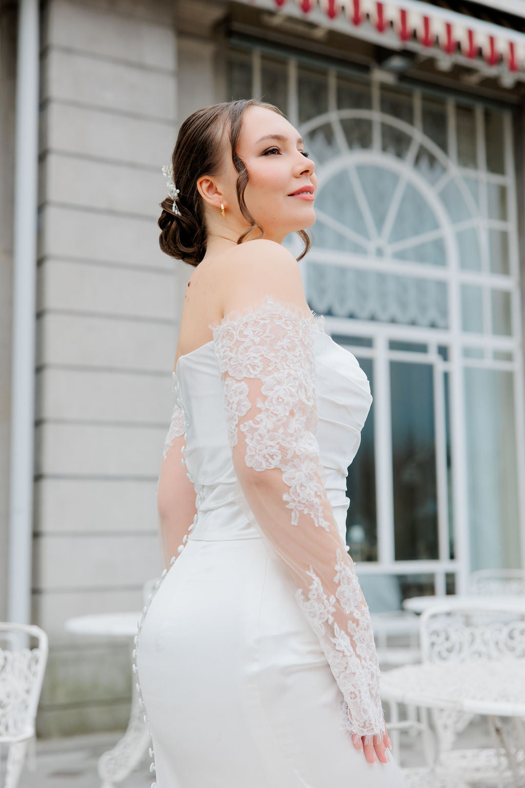 Häämekko off shoulder -mallilla ja pitkällä hihalla, sivusta.