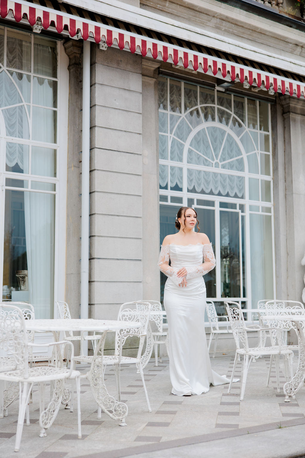 Häämekko off shoulder -mallilla ja pitkällä hihalla.