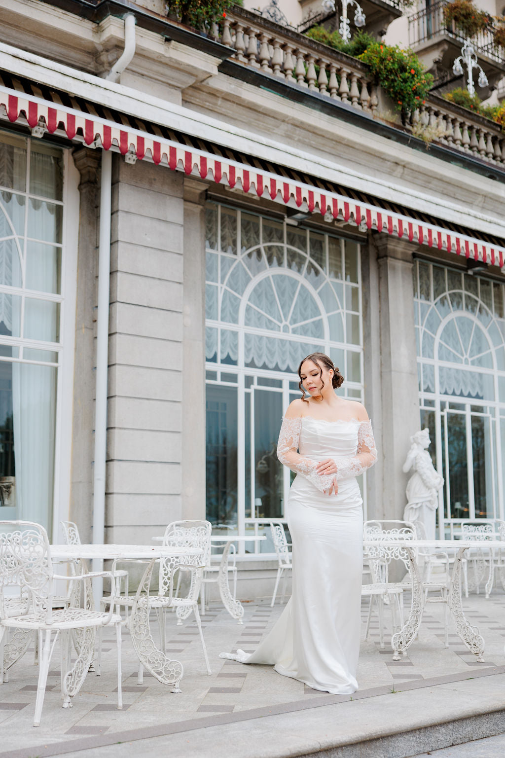 Häämekko off shoulder -mallilla ja pitkällä hihalla.