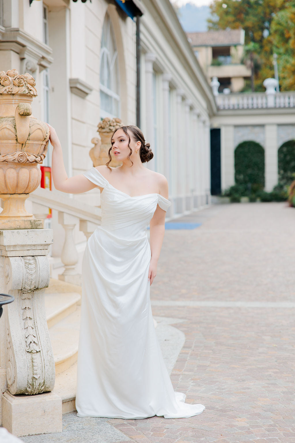 Laskeutuva off shoulder -häämekko tyköistuvalla yläosalla.