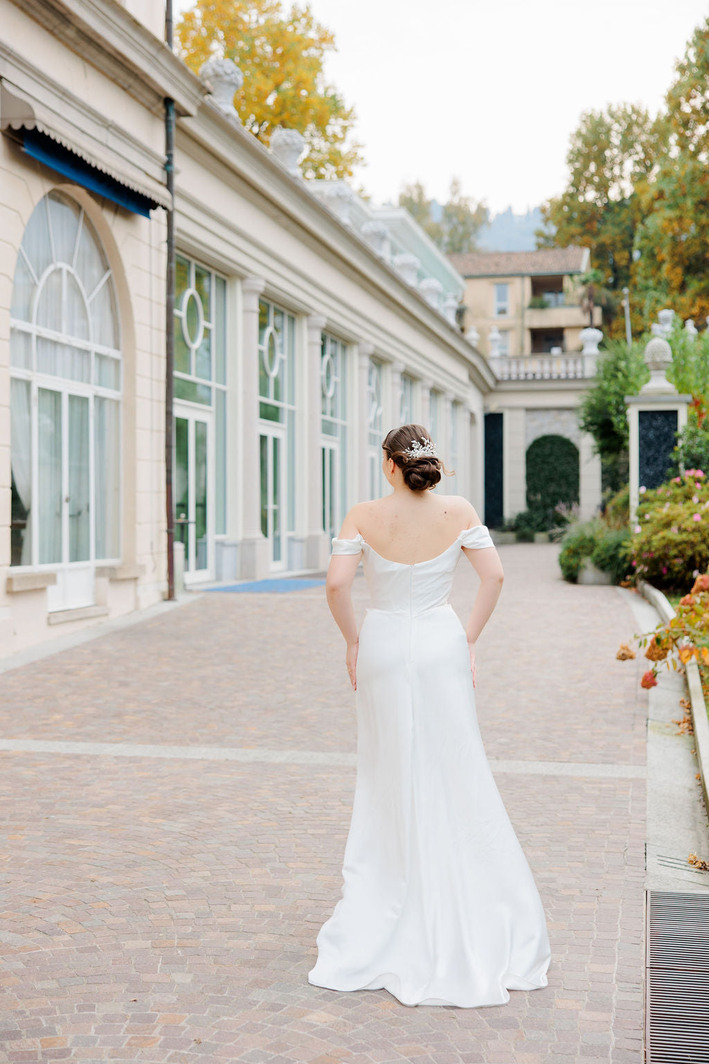 Laskeutuva off shoulder -häämekko tyköistuvalla yläosalla.
