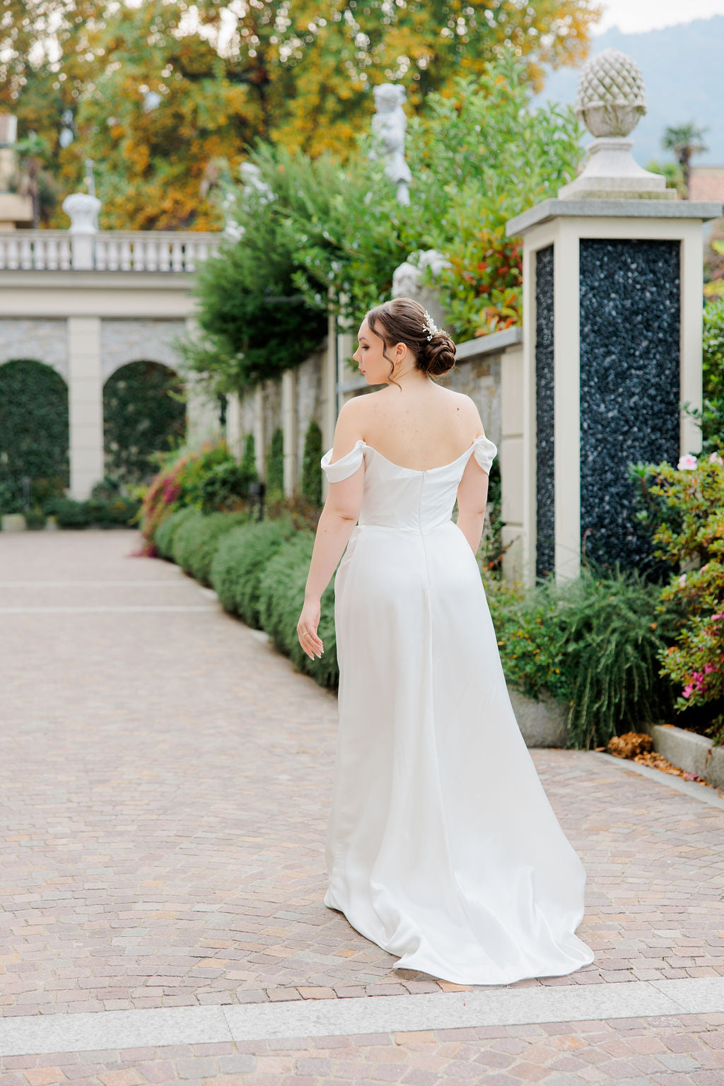 Laskeutuva off shoulder -häämekko tyköistuvalla yläosalla.