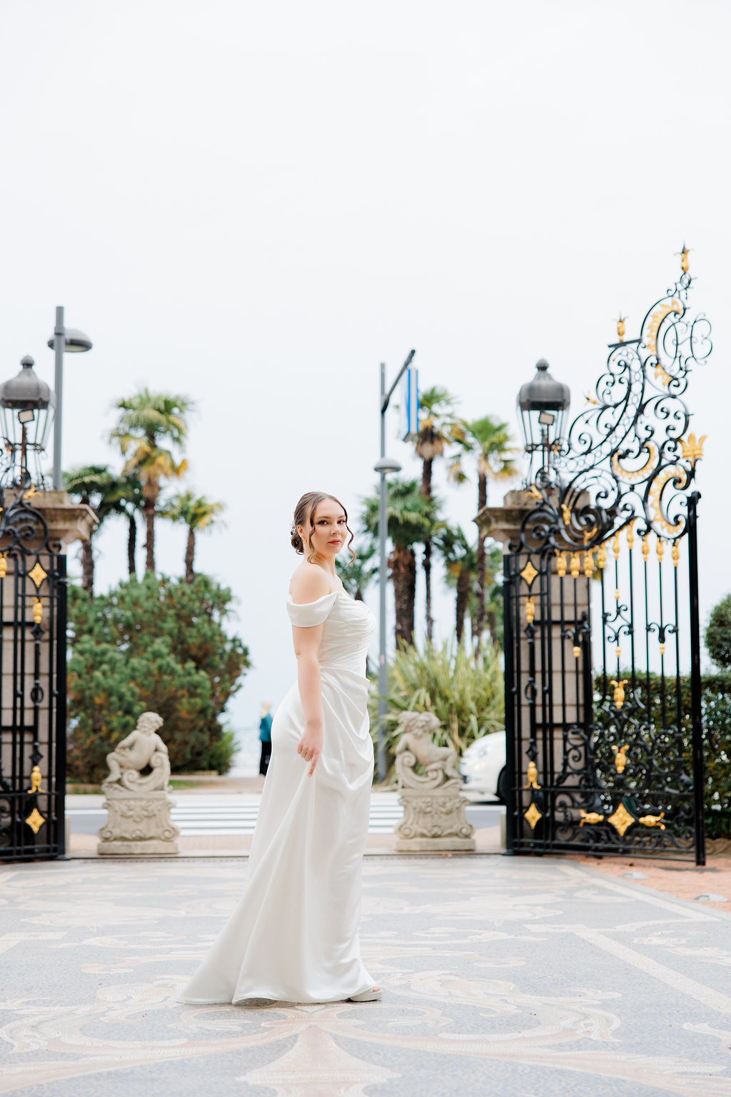 Laskeutuva off shoulder -häämekko tyköistuvalla yläosalla.