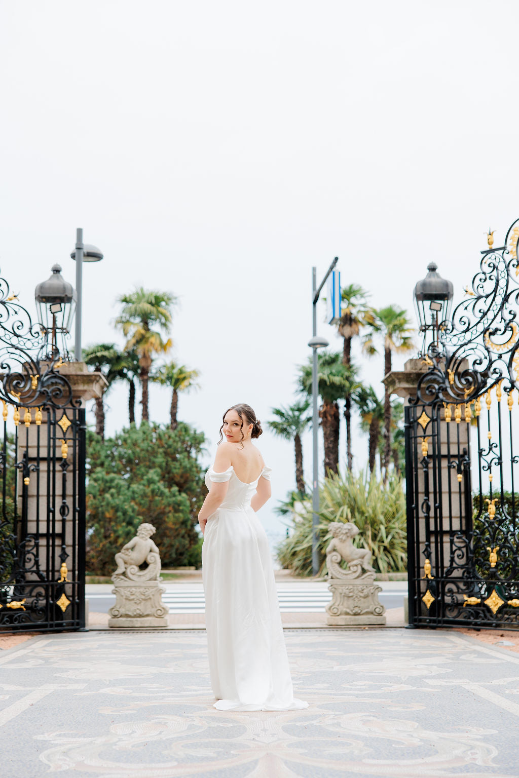 Laskeutuva off shoulder -häämekko tyköistuvalla yläosalla.