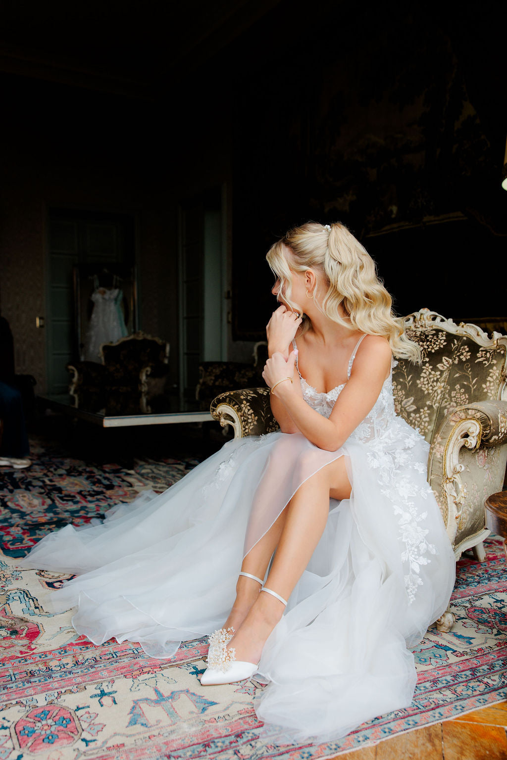 A-linjainen häämekko, jossa 3D-kukkia ja korkea halkio