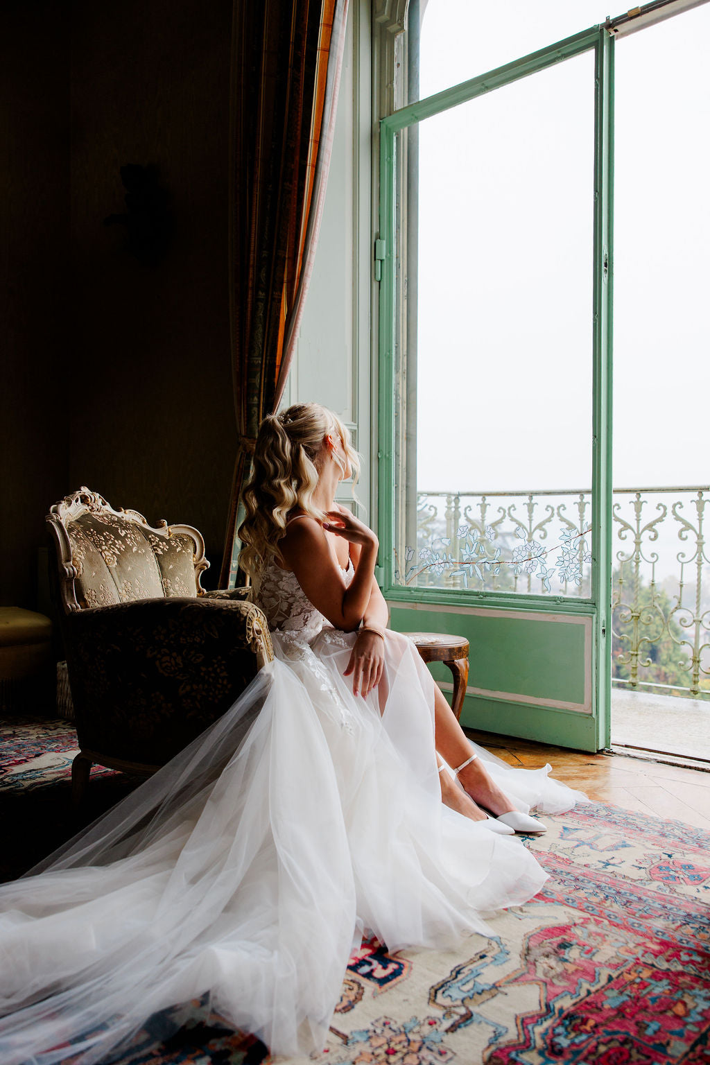 A-linjainen häämekko, jossa 3D-kukkia ja korkea halkio