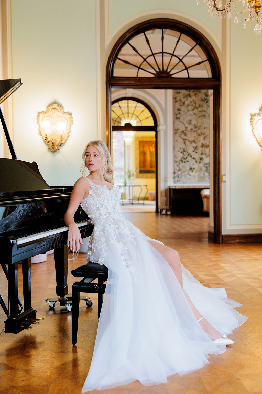 A-linjainen häämekko, jossa 3D-kukkia ja korkea halkio.