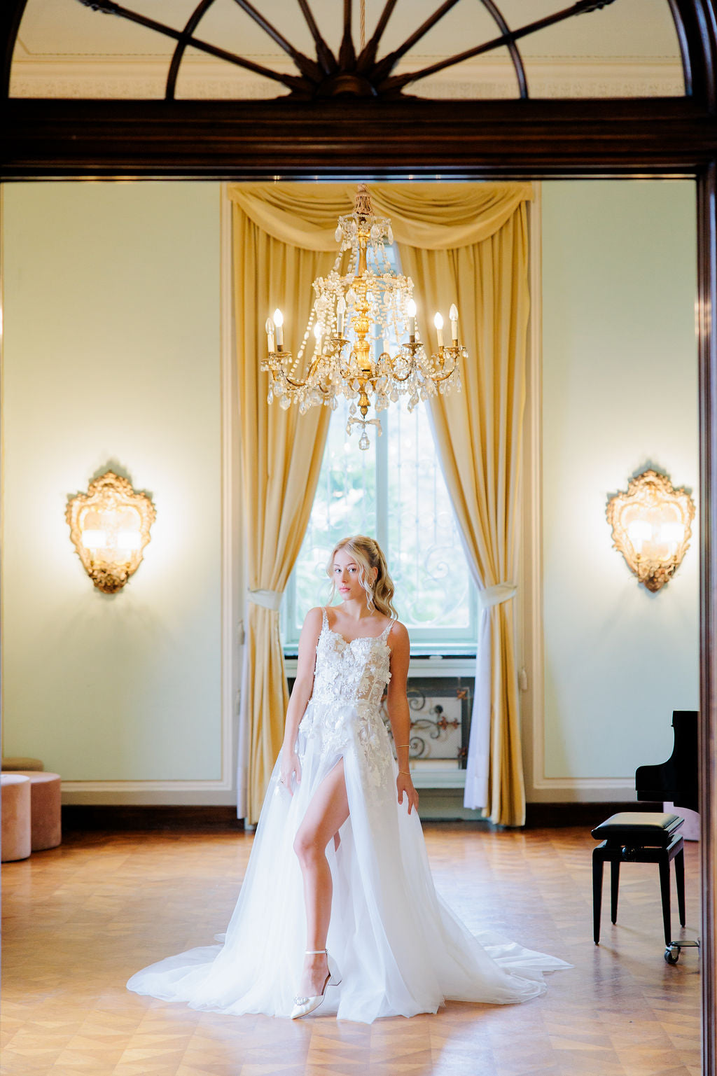 A-linjainen häämekko, jossa 3D-kukkia ja korkea halkio.