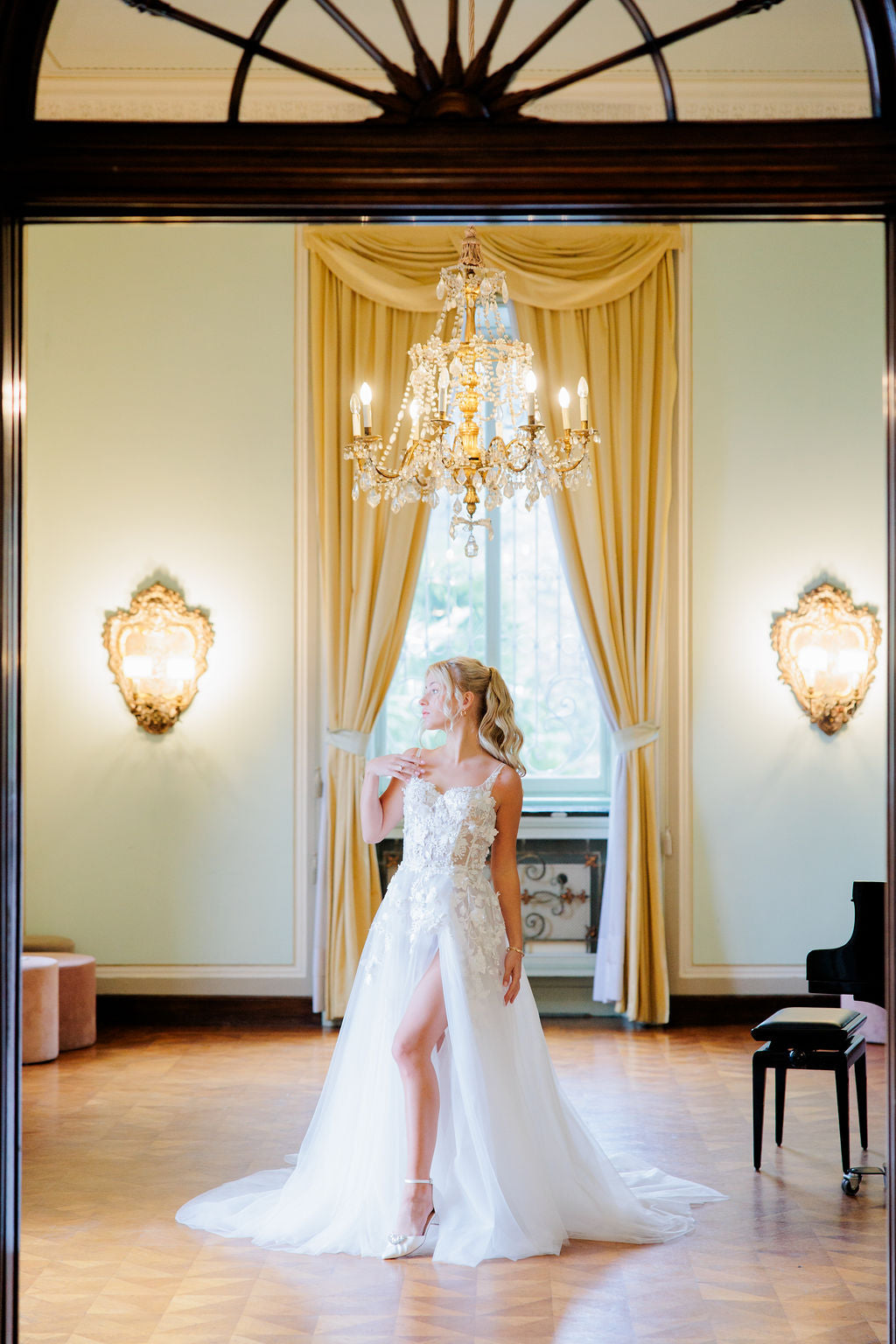 A-linjainen häämekko, jossa 3D-kukkia ja korkea halkio.