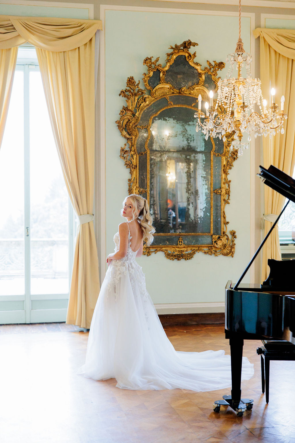 A-linjainen häämekko, jossa 3D-kukkia ja korkea halkio.