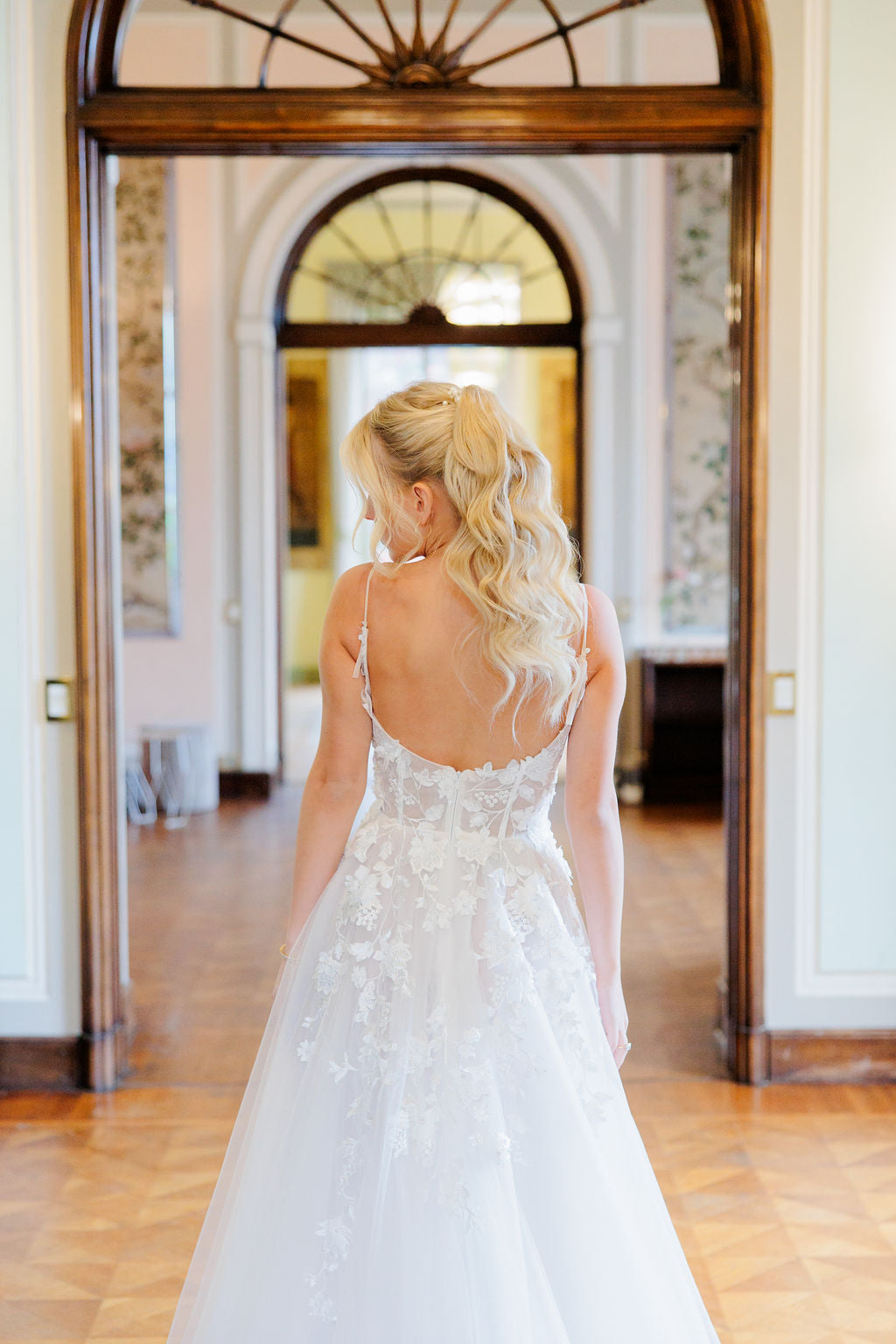 A-linjainen häämekko, jossa 3D-kukkia ja korkea halkio.