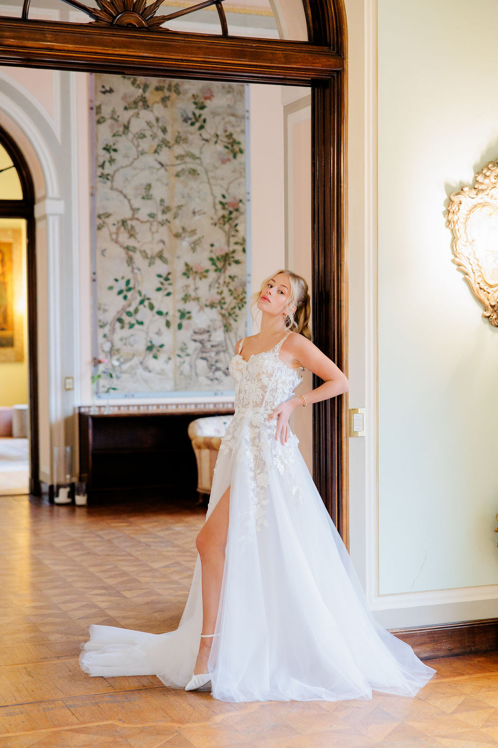 A-linjainen häämekko, jossa 3D-kukkia ja korkea halkio.