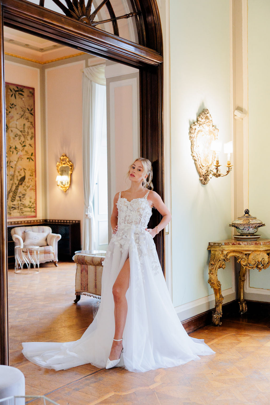 A-linjainen häämekko, jossa 3D-kukkia ja korkea halkio.