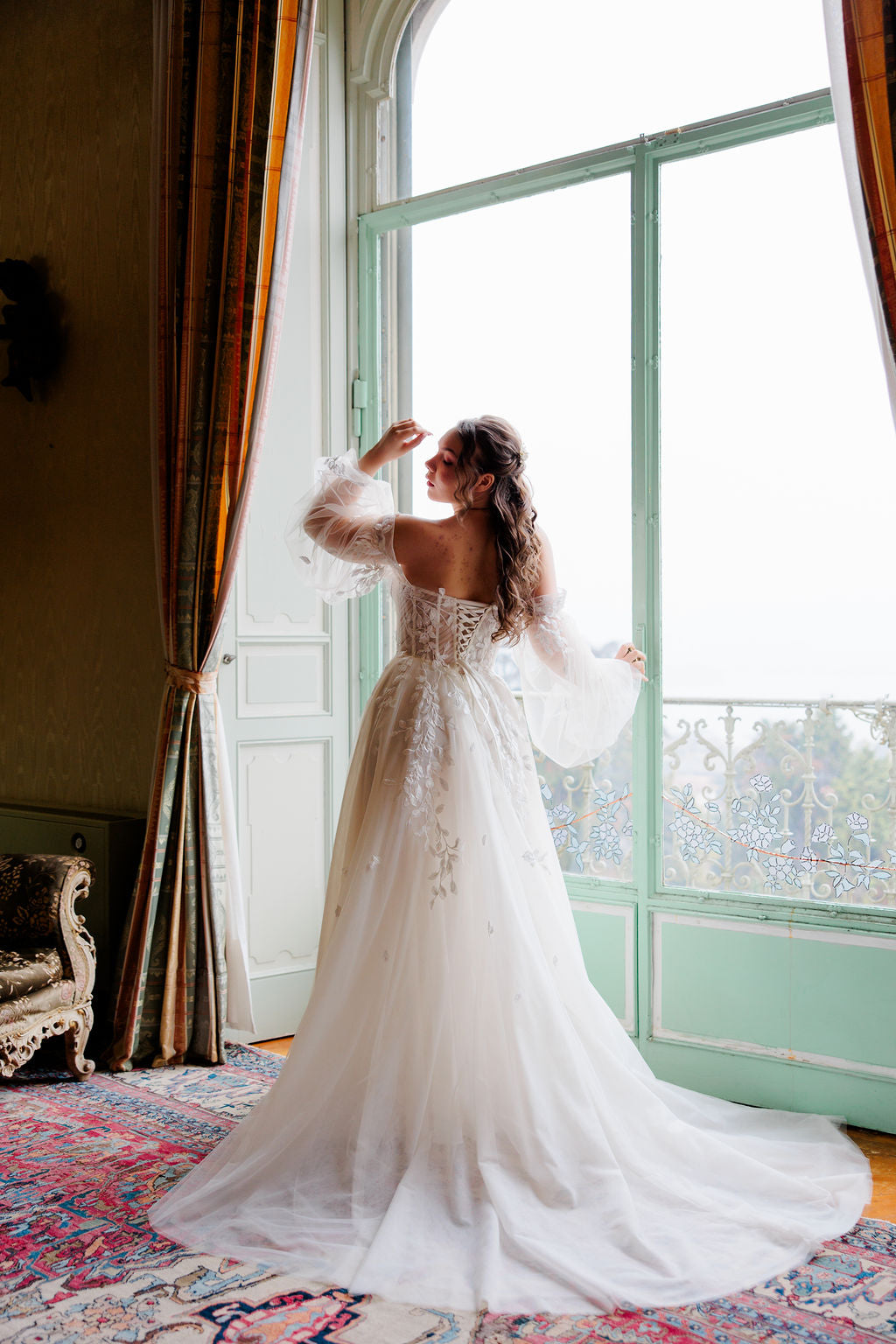 Olkaimeton häämekko korsettimaisella yläosalla ja kevyillä hihoilla