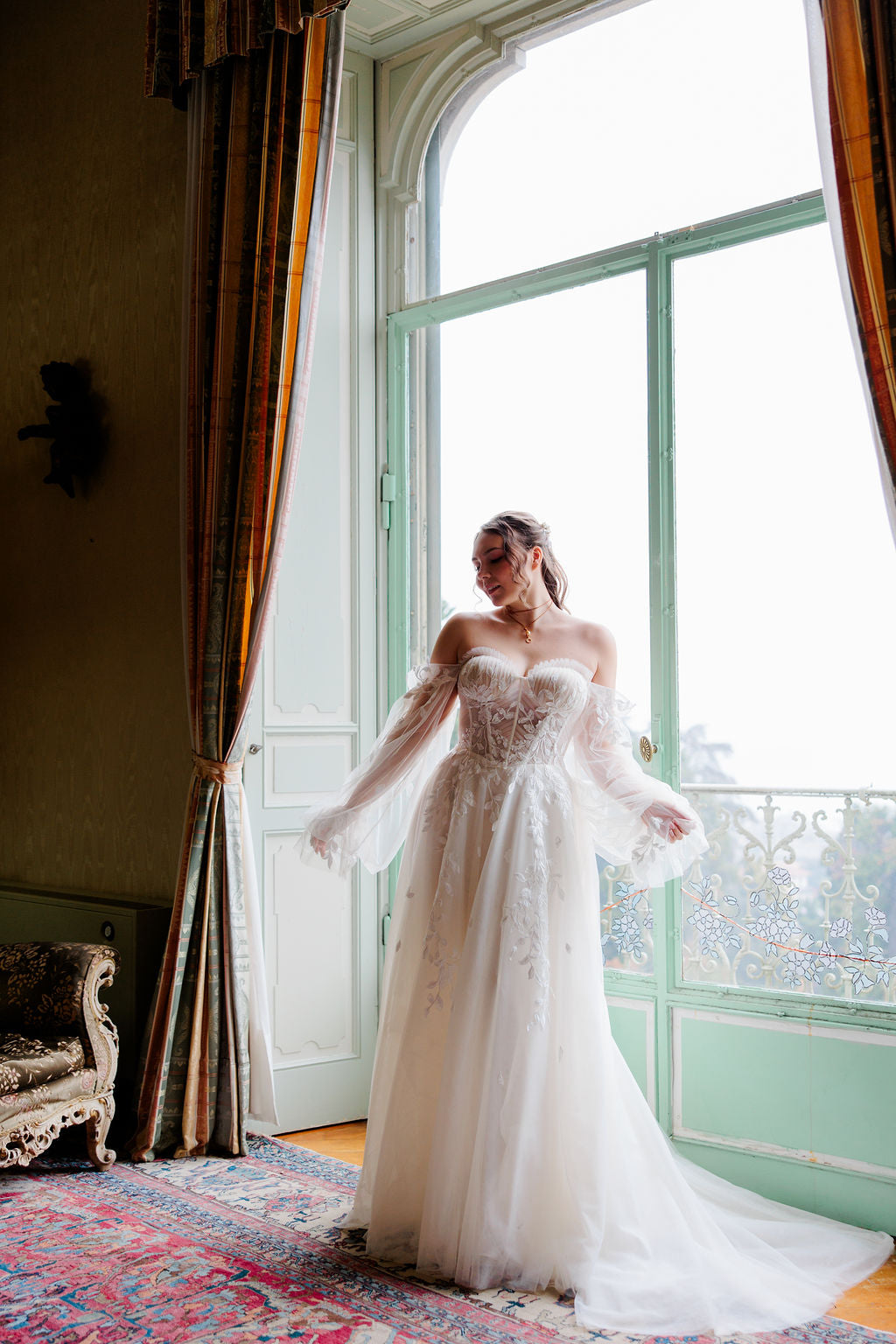 Olkaimeton häämekko korsettimaisella yläosalla ja kevyillä hihoilla