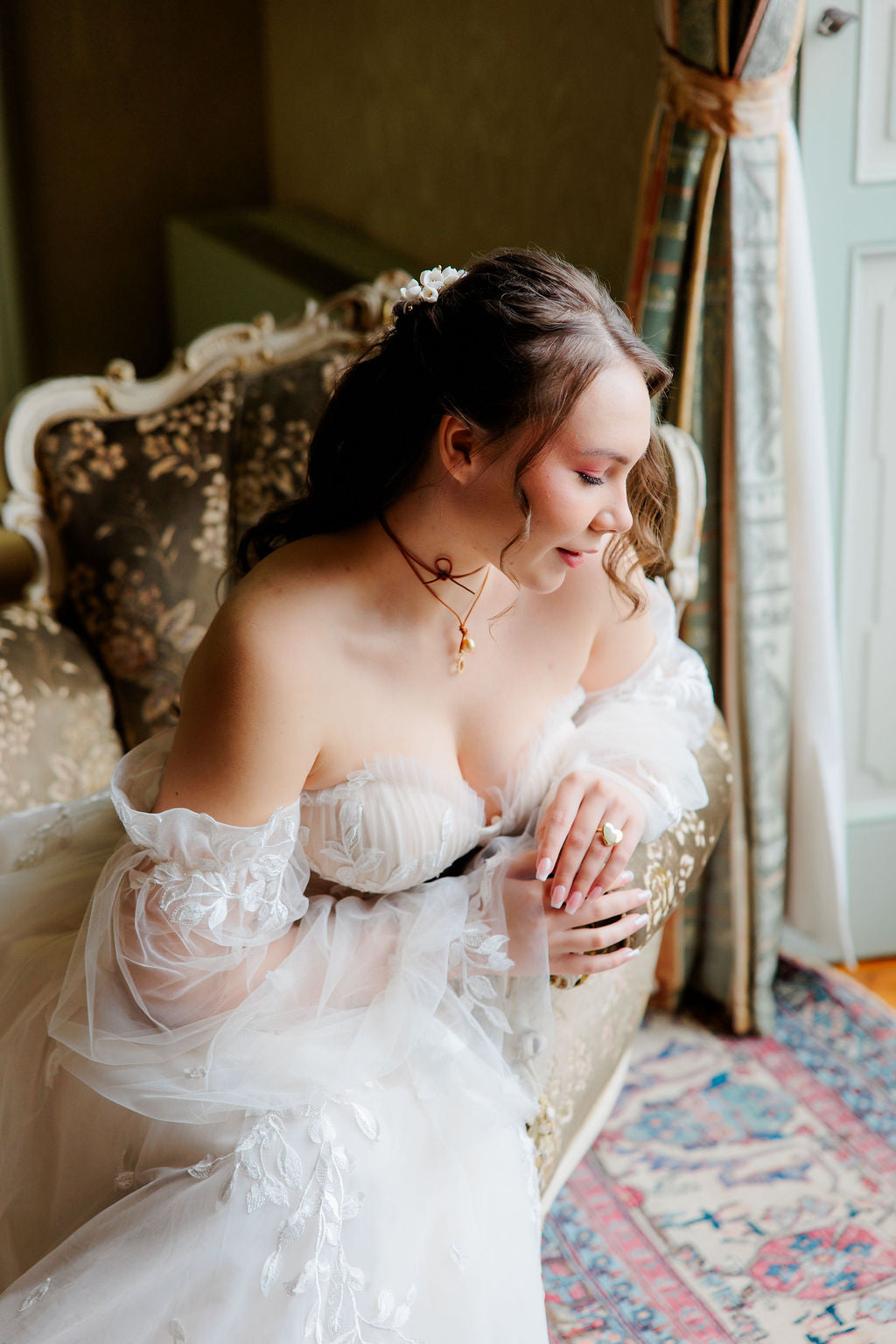 Olkaimeton häämekko korsettimaisella yläosalla ja kevyillä hihoilla.